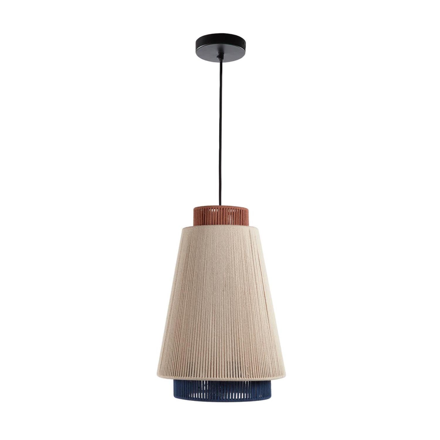 Die Yuvia Deckenleuchte von Kave Home vereint handgefertigtes Jute-Geflecht in Beige, Blau und Terrakotta für stilvolle Eleganz.