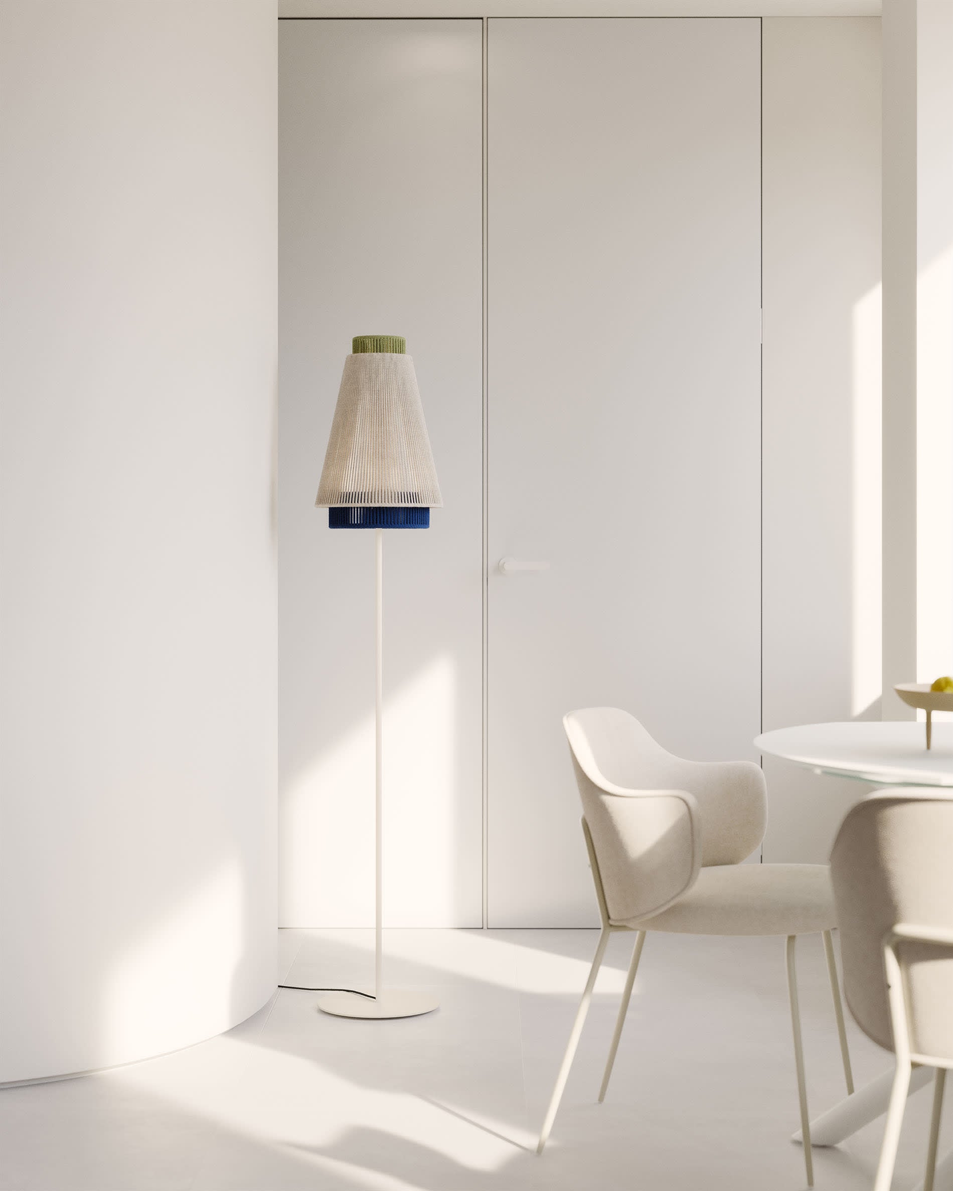 Die Yuvia Stehlampe von Kave Home kombiniert Baumwolle in Beige und Blau für ein modernes, elegantes Design in jedem Raum.