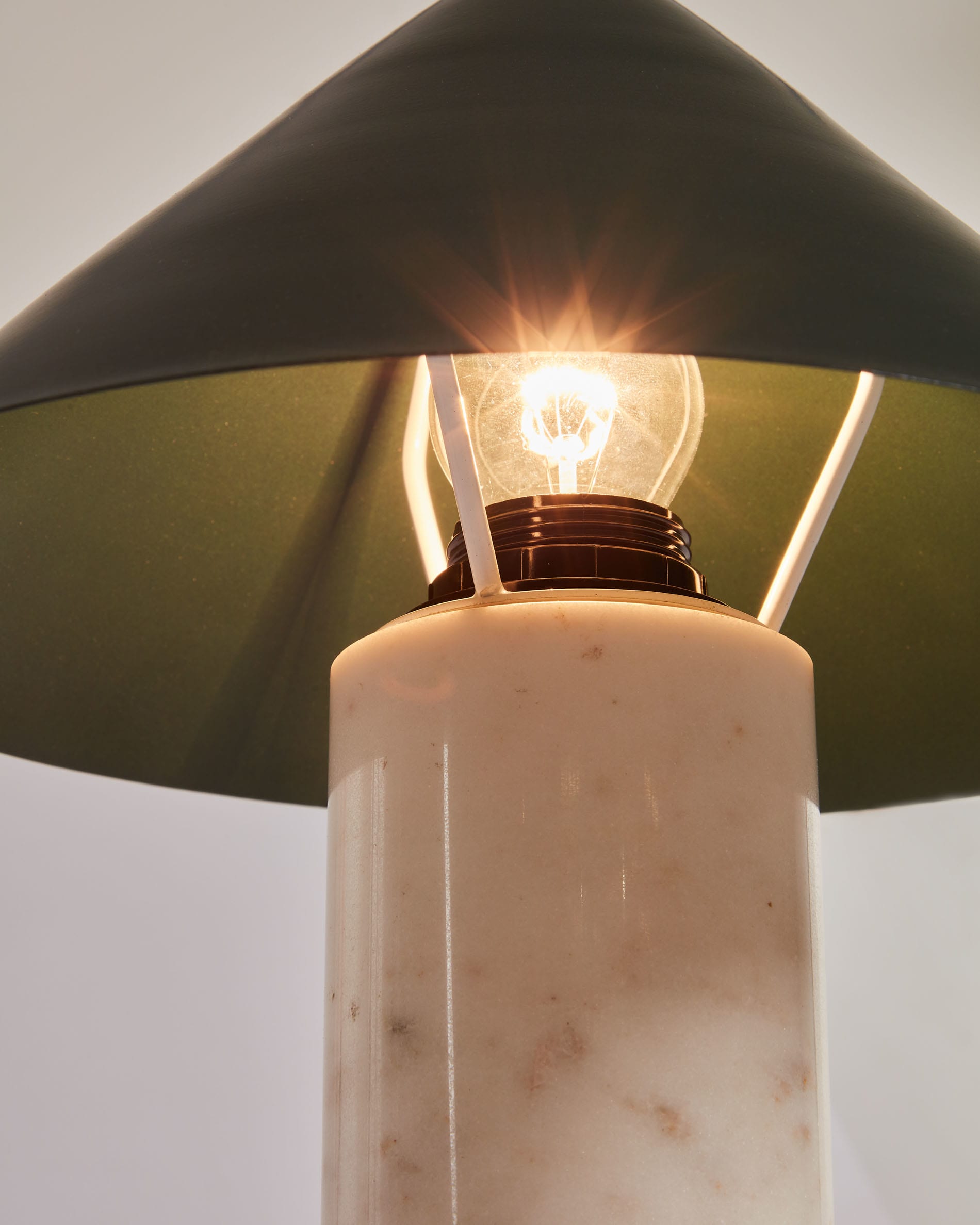Stilvolle Valentine Tischlampe mit weißem Marmorsockel und grünem Metall, perfekt für zeitgemäße Wohnräume von Kave Home.