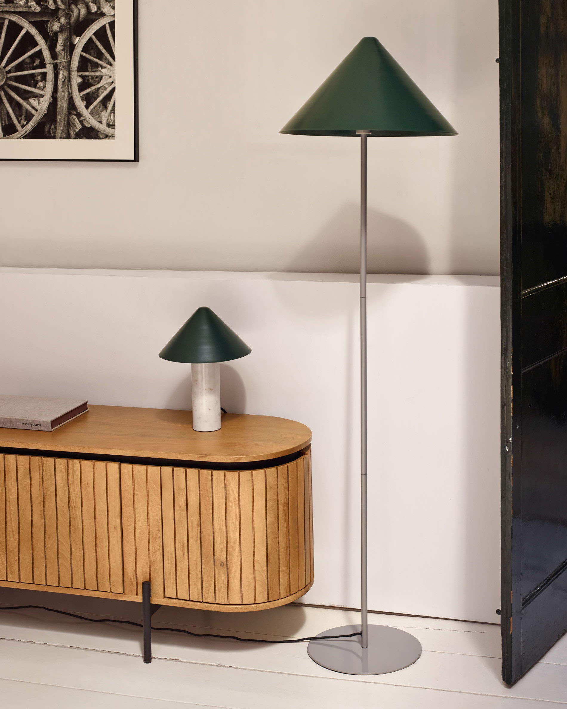 Elegante Valentine Tischlampe aus weißem Marmor und grünem Metall-Finish, ideal für stilvolle Wohnräume von Kave Home.