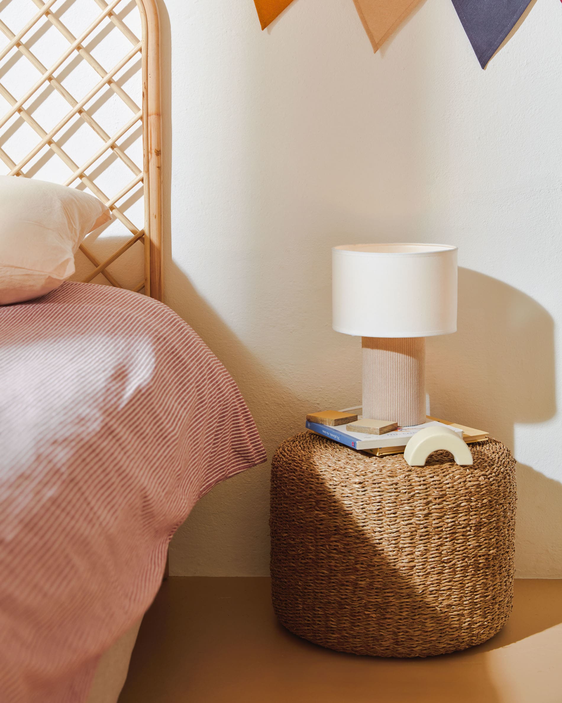 Die Tischlampe Bianella von Kave Home besticht durch ihren beigen Cord-Lampenschirm und ein modernes, stilvolles Design.