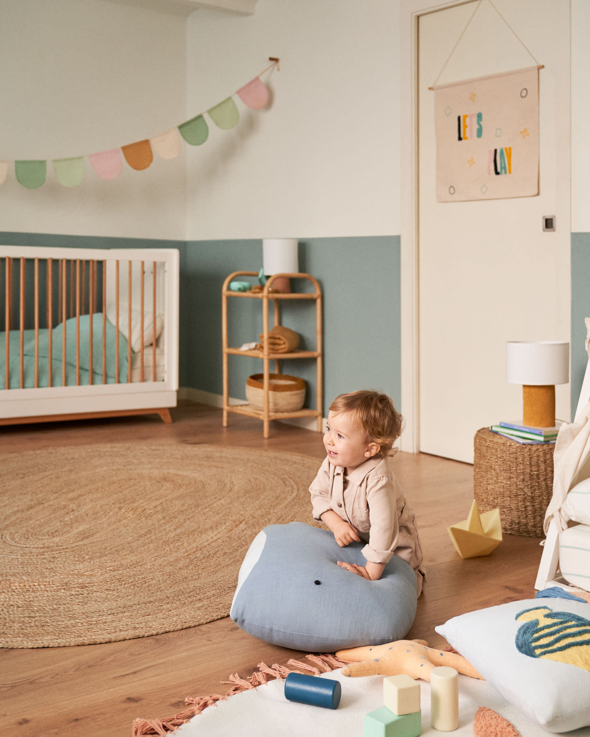 Die Tischlampe Bianella von Kave Home in Senfgelb aus Cord vereint modernes Design mit gemütlicher Beleuchtung für Ihr Zuhause.