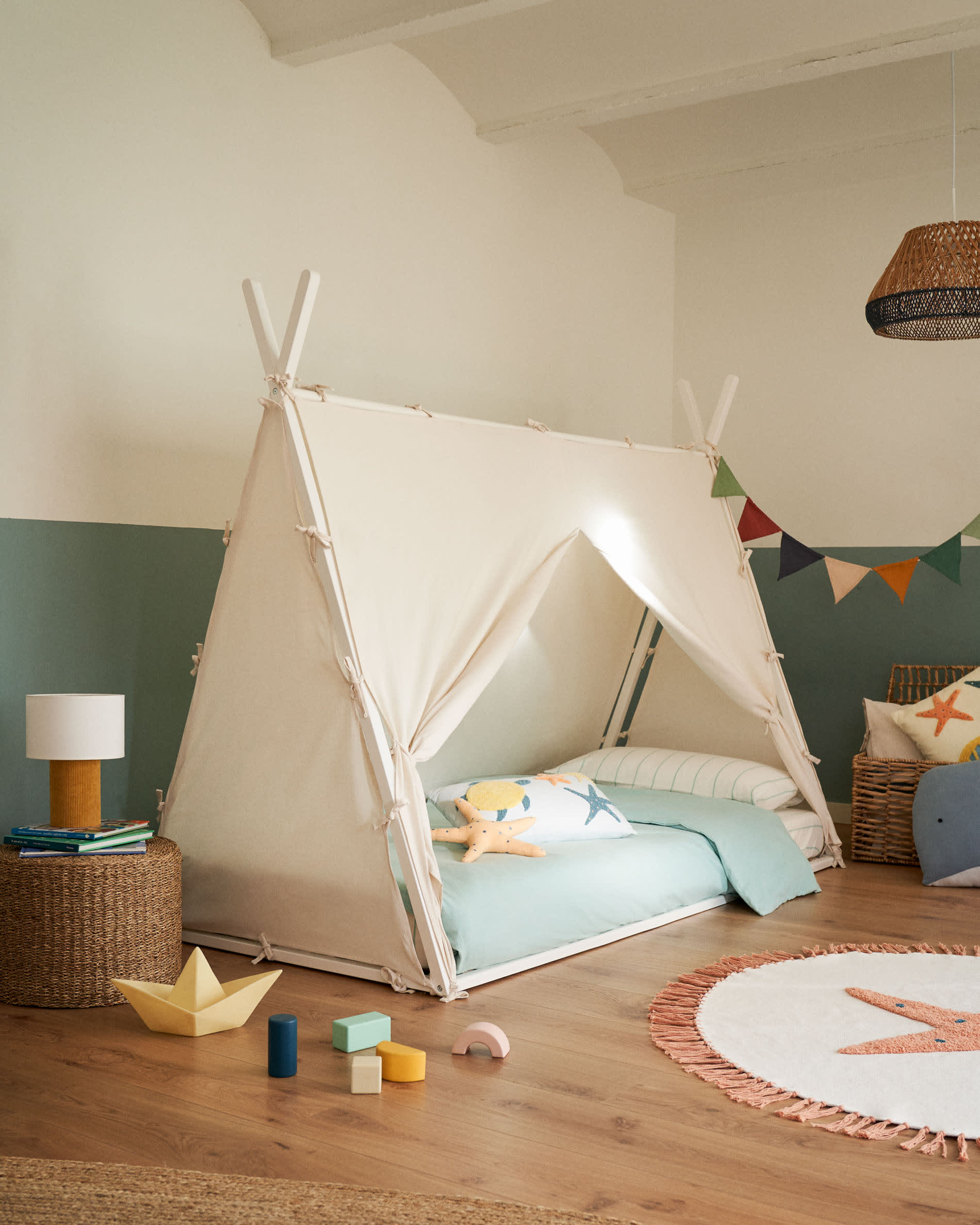 Die Tischlampe Bianella von Kave Home in Senfgelb aus Cord vereint modernes Design mit gemütlicher Beleuchtung für Ihr Zuhause.