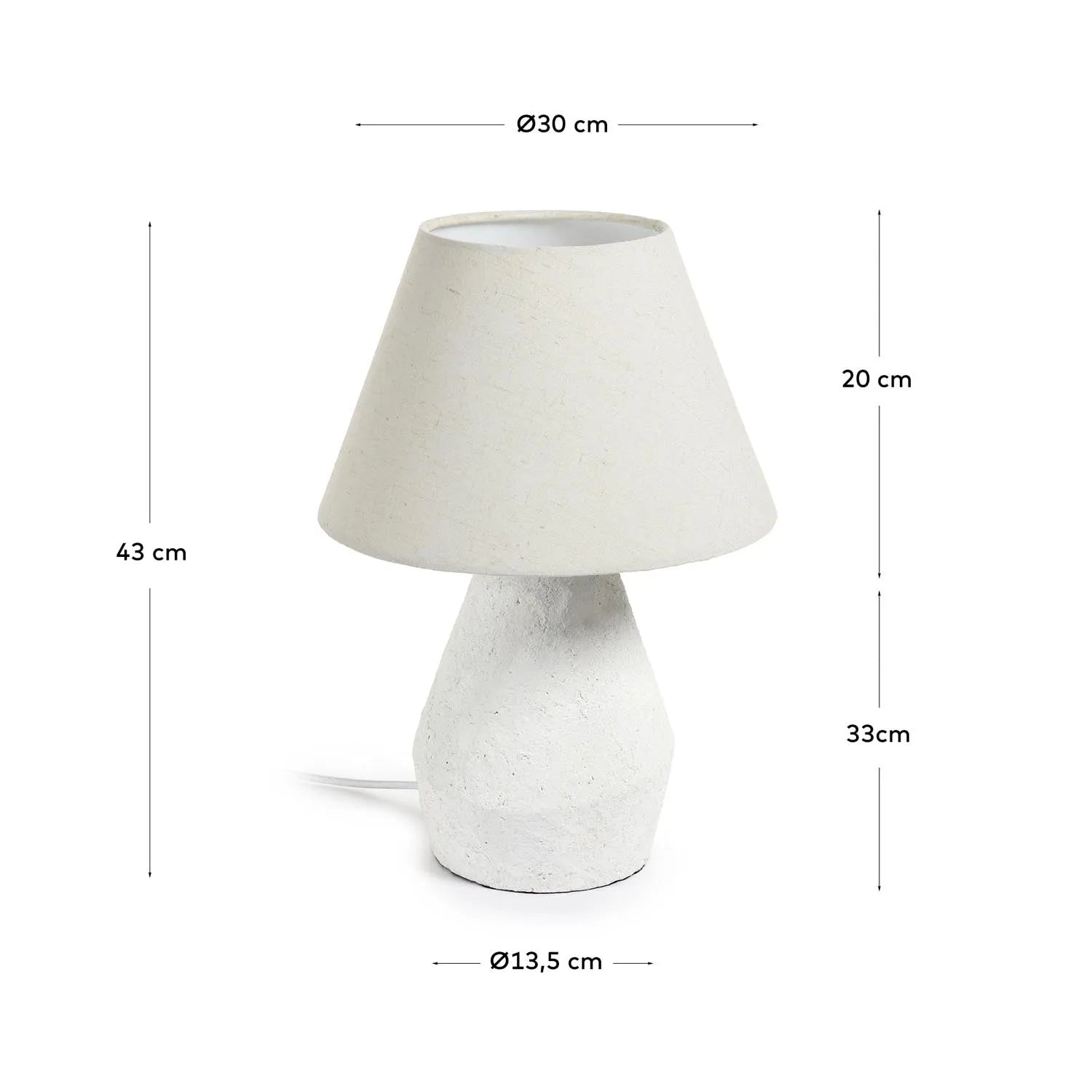 Elegante Noara Tischlampe aus Magnesia, weiß, von Kave Home.