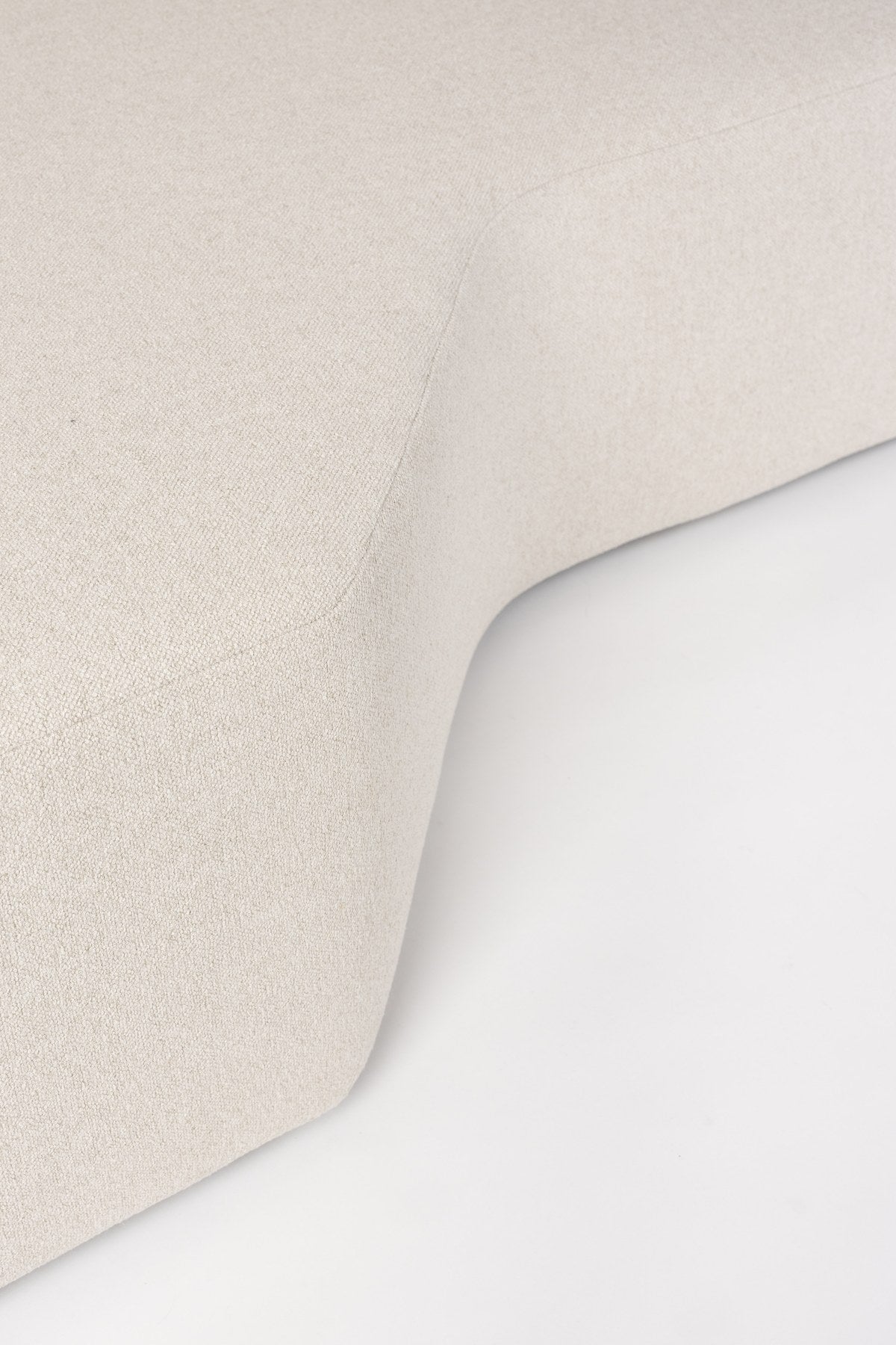 Chaise-Longue-Element eines modularen Sofas in Sand mit gepolsterter Sitzfläche aus Polyester und Off-White Farbton, rechts ausgerichtet.