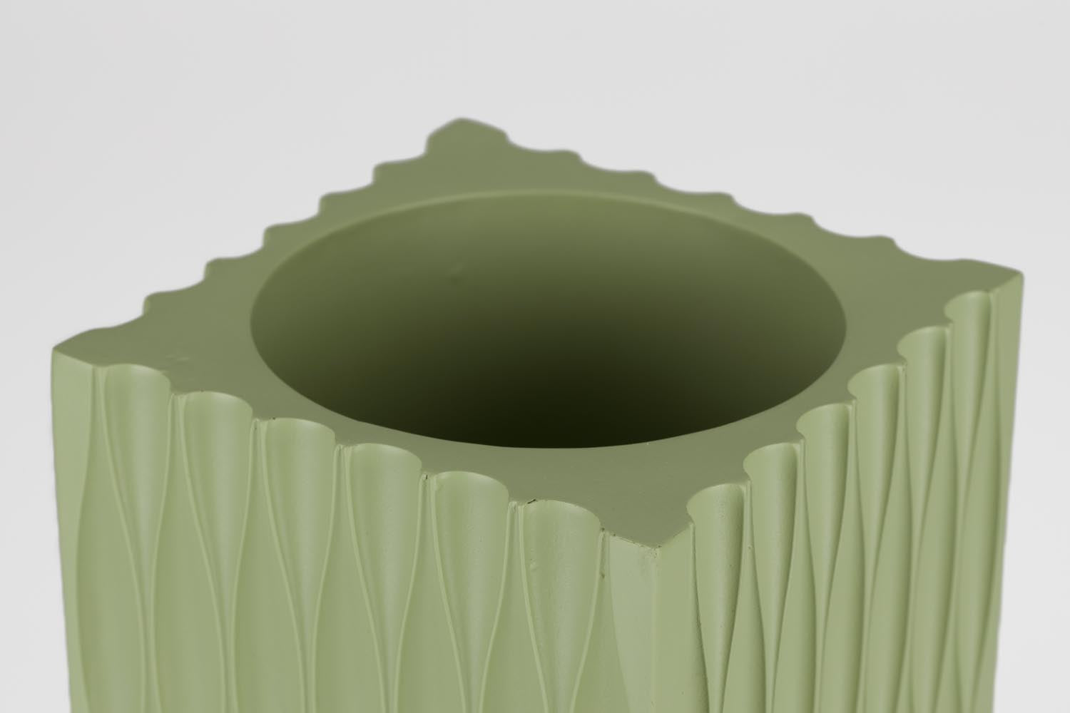 Die Riley Vase von Zuiver vereint modernes Design mit Qualität, perfekt für elegante und zeitgemäße Wohnraumdekoration.