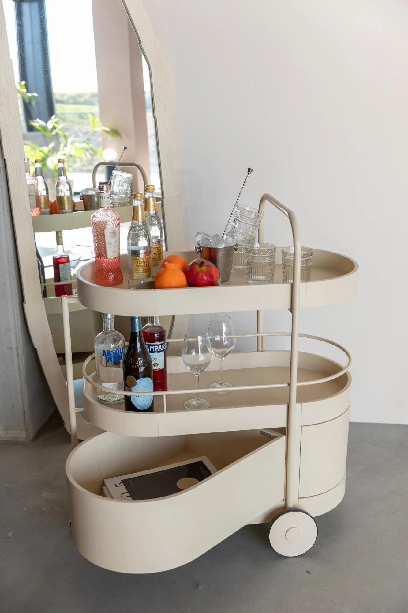 Trolley Wim in Beige präsentiert im Onlineshop von KAQTU Design AG. Servierwagen ist von Zuiver