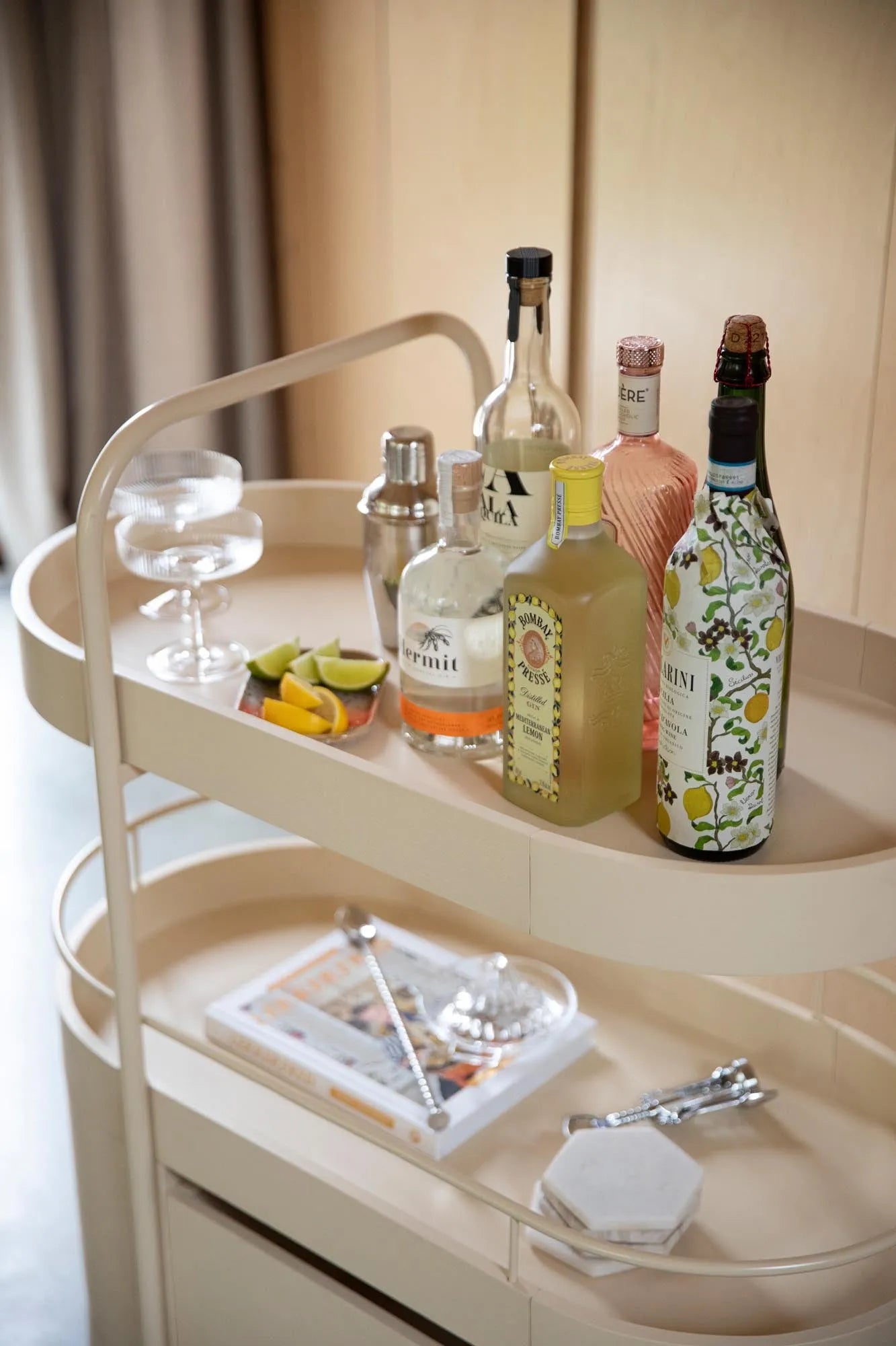 Trolley Wim in Beige präsentiert im Onlineshop von KAQTU Design AG. Servierwagen ist von Zuiver