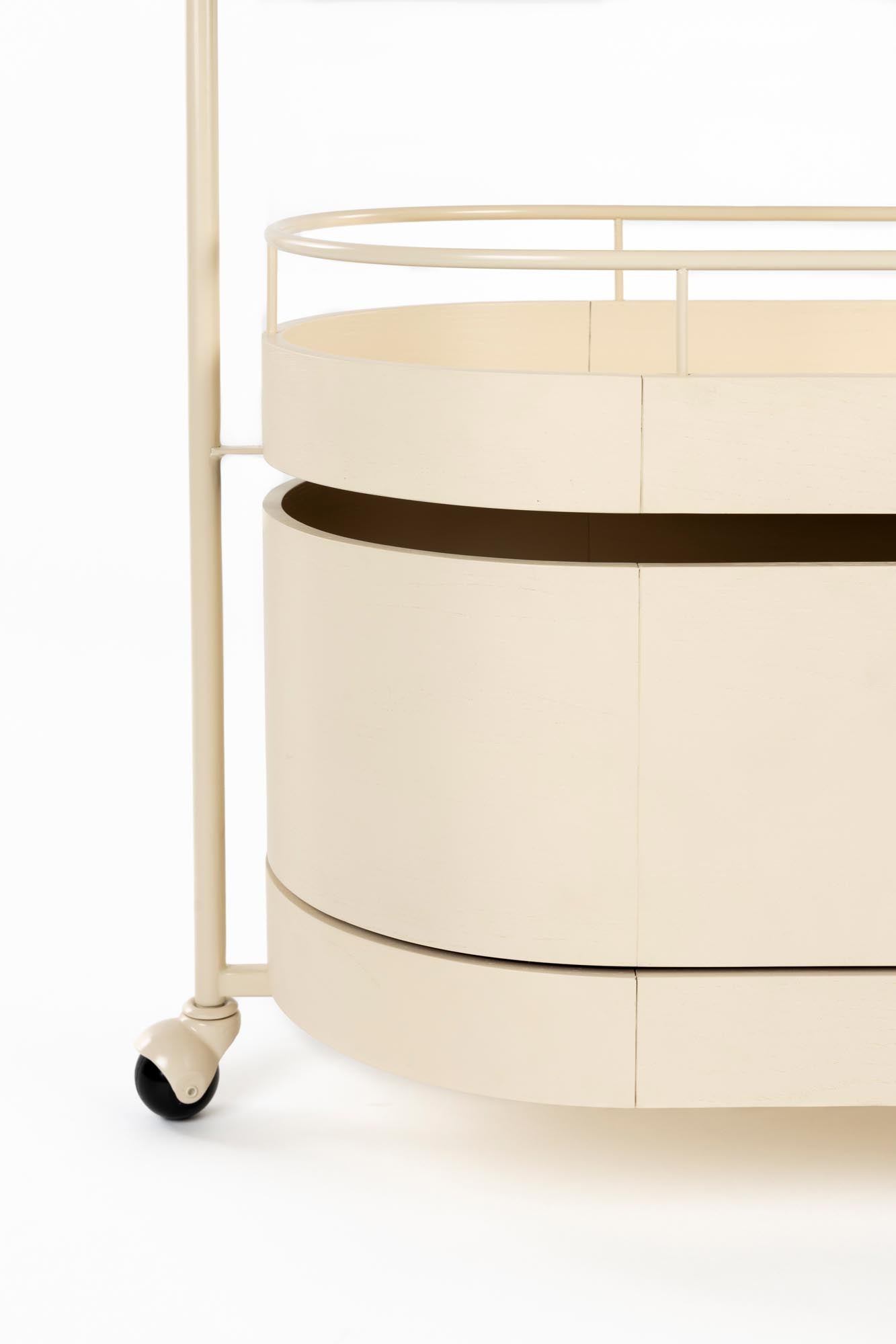 Erleben Sie den Trolley Wim von Zuiver – ein eleganter Servierwagen aus hochwertigem Eichenholz und pulverbeschichtetem Metall, perfekt für Ihr Zuhause.