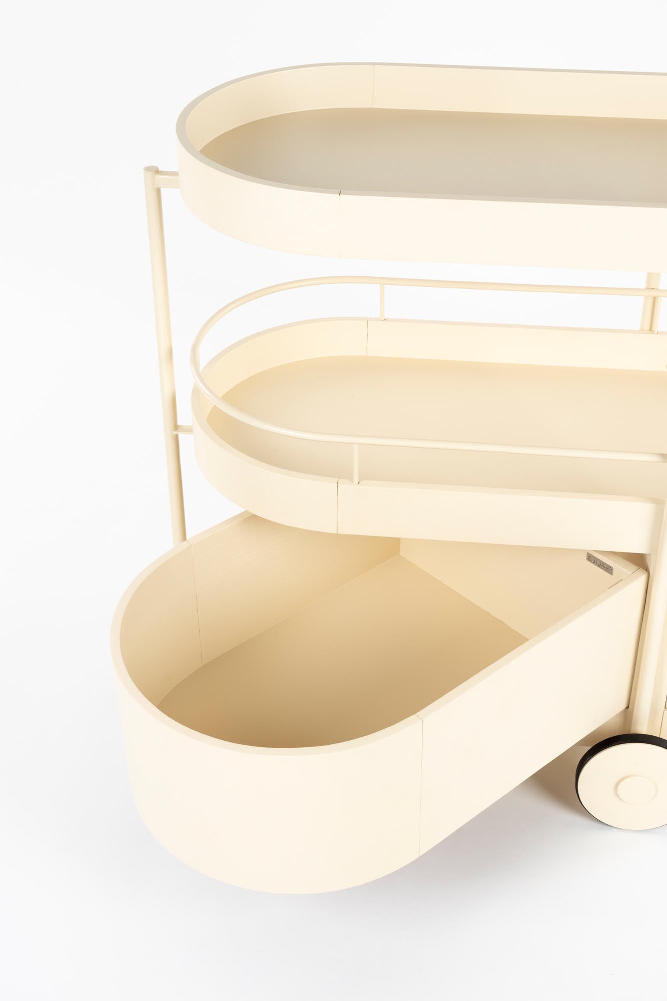 Entdecken Sie den Trolley Wim von Zuiver – ein stilvoller und funktionaler Begleiter aus edlem Eichenholz und modernem Metall, ideal für jeden Raum.