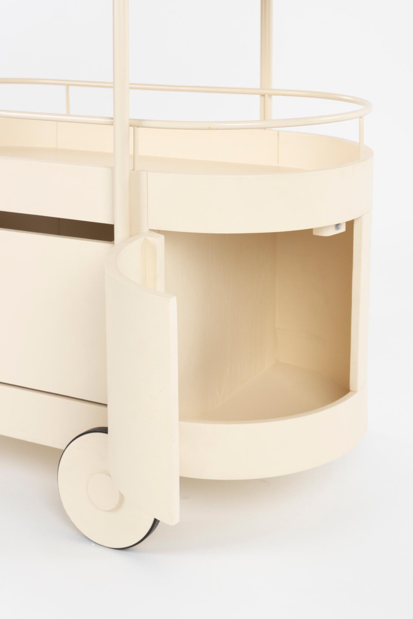 Erleben Sie den Trolley Wim von Zuiver – ein eleganter und funktionaler Begleiter aus hochwertigem Eichenholz und pulverbeschichtetem Metall.