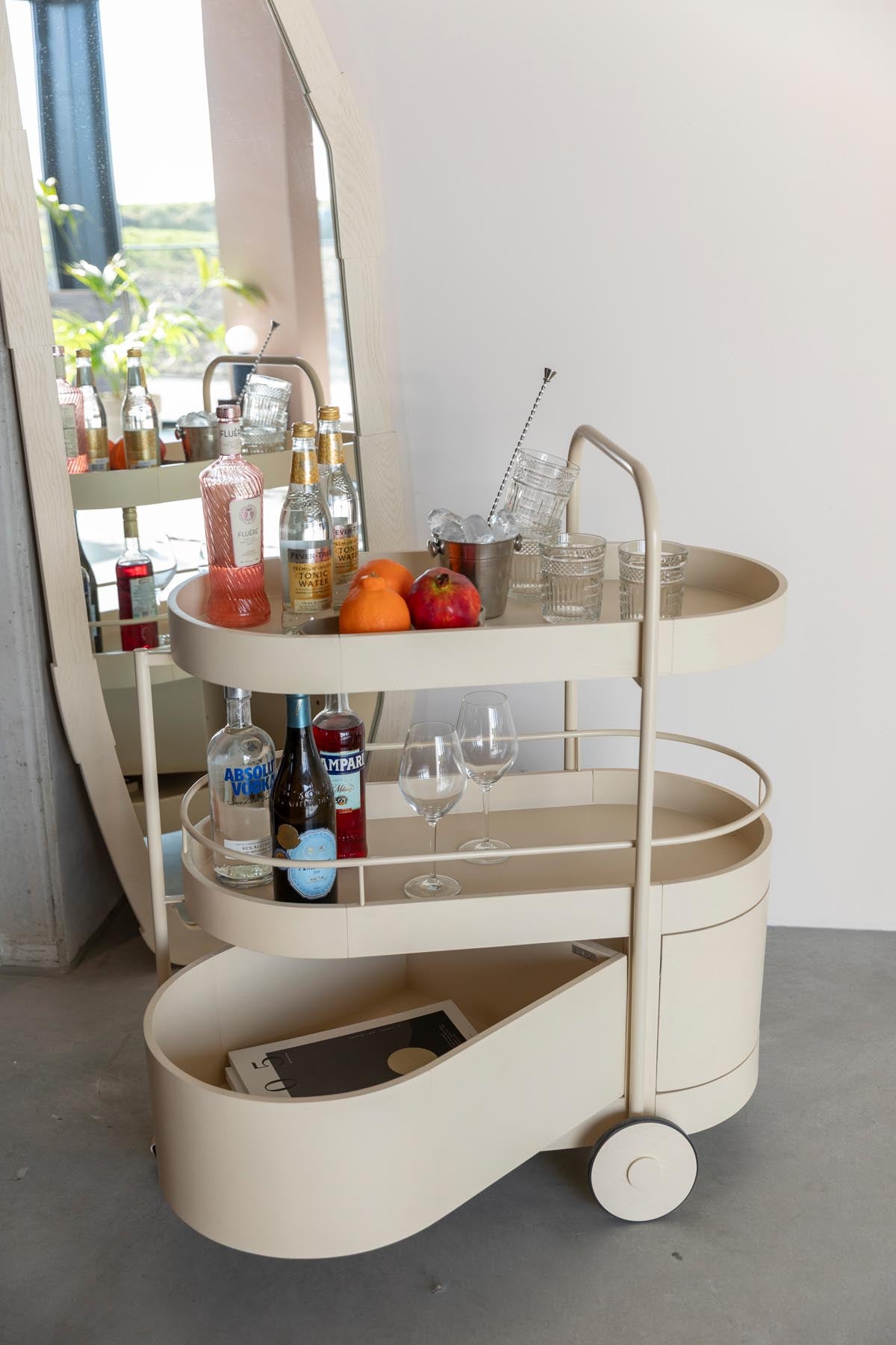 Trolley Wim in beige präsentiert im Onlineshop von KAQTU Design AG. Servierwagen ist von Zuiver