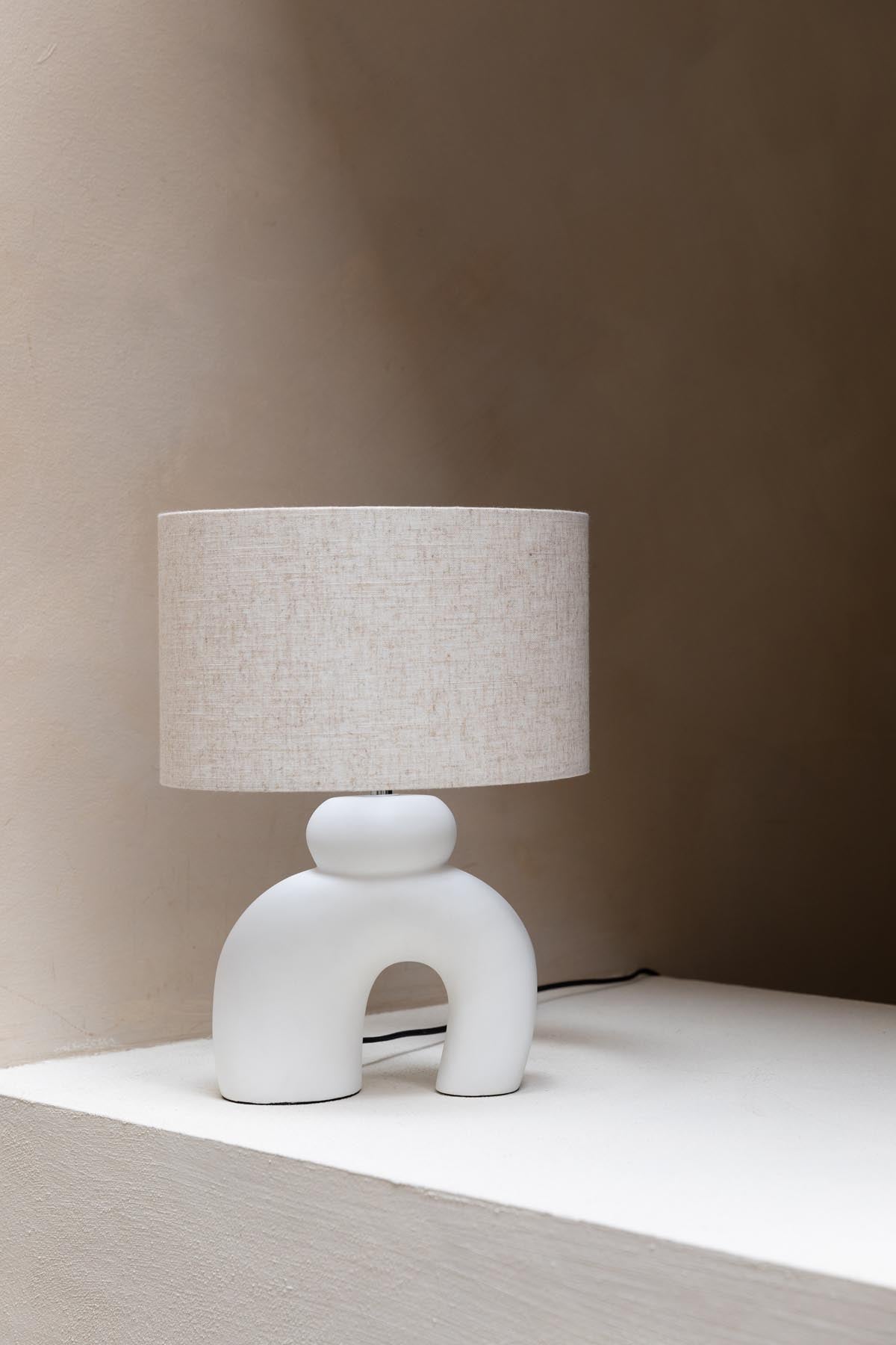 Bibi Tischleuchte in Weiss präsentiert im Onlineshop von KAQTU Design AG. Tischleuchte ist von Zuiver