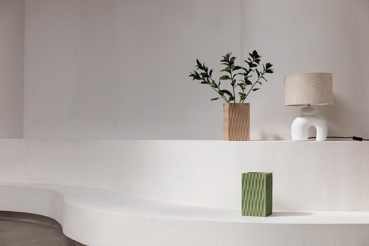 Bibi Tischleuchte in Weiss präsentiert im Onlineshop von KAQTU Design AG. Tischleuchte ist von Zuiver