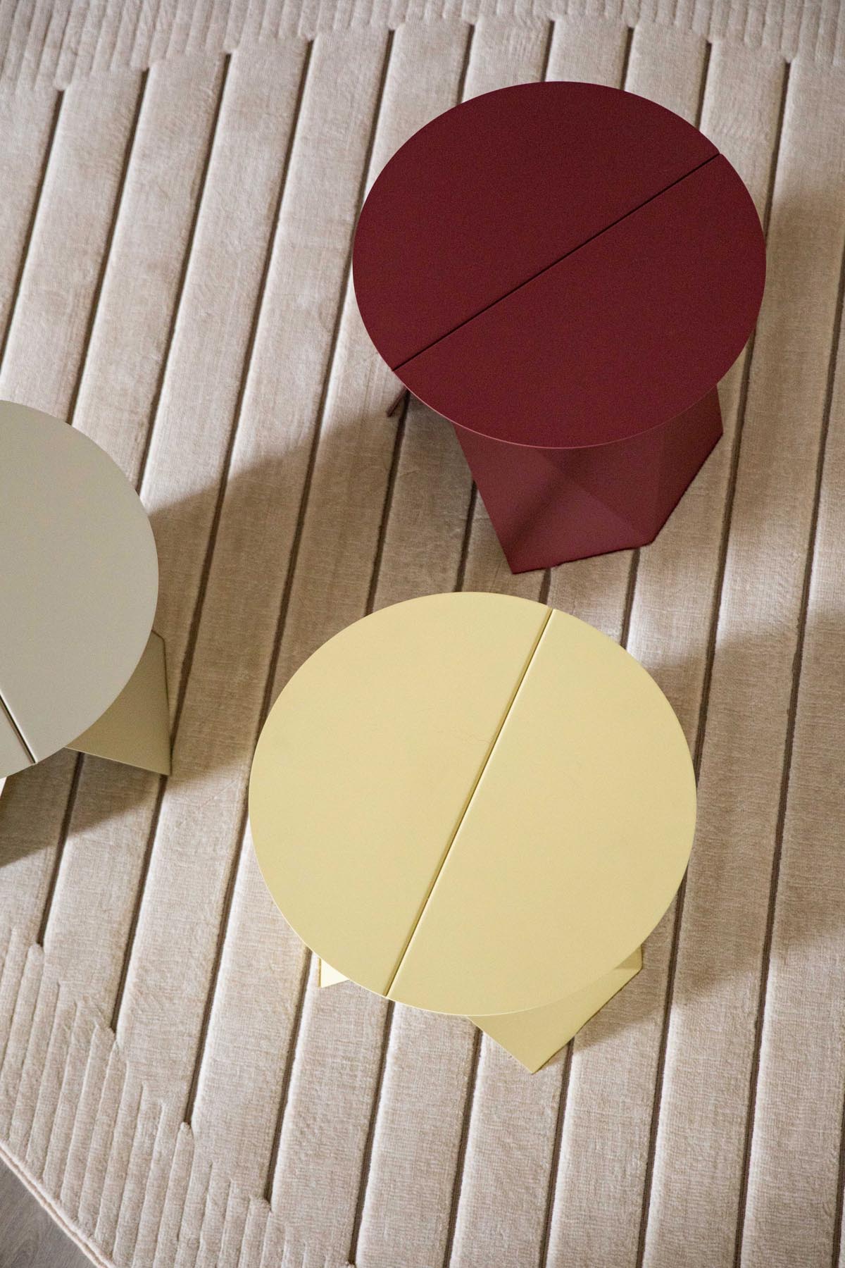 Beistelltisch Foldy in Rot präsentiert im Onlineshop von KAQTU Design AG. Beistelltisch ist von Zuiver