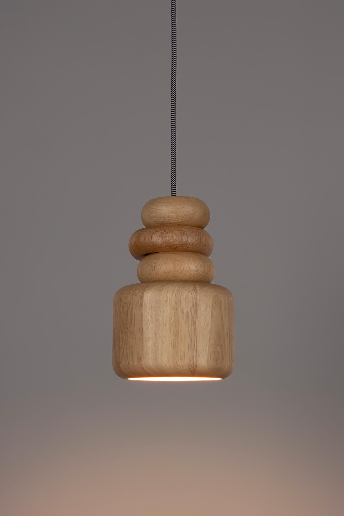 Pendellampe Dicky in Eiche präsentiert im Onlineshop von KAQTU Design AG. Pendelleuchte ist von Zuiver