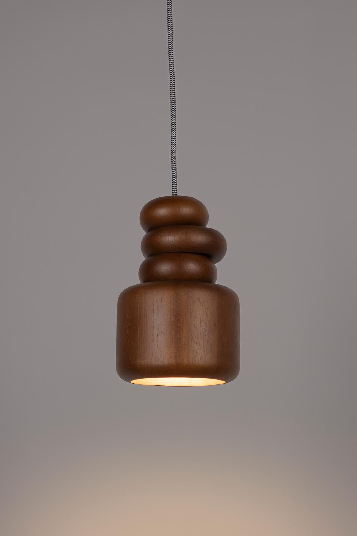 Pendellampe Dicky in Walnuss präsentiert im Onlineshop von KAQTU Design AG. Pendelleuchte ist von Zuiver