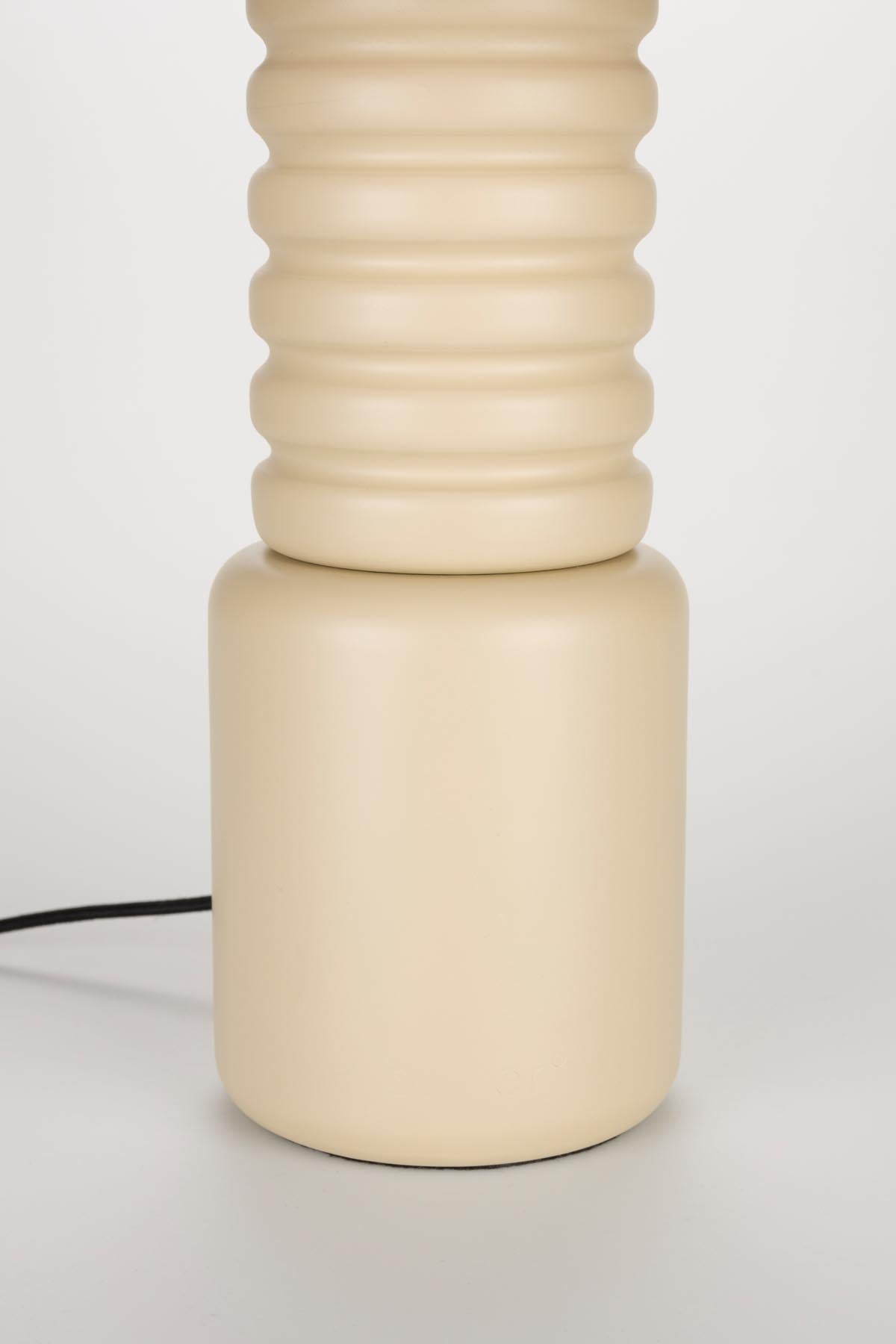 Tischlampe Six in beige präsentiert im Onlineshop von KAQTU Design AG. Tischleuchte ist von Zuiver