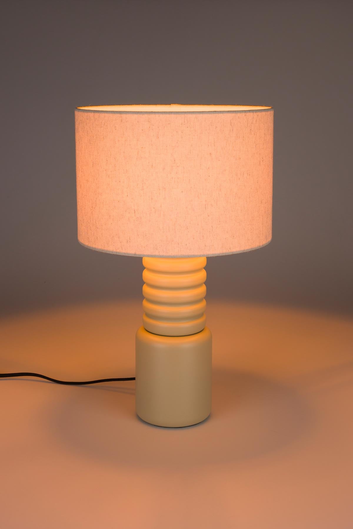 Tischlampe Six in beige präsentiert im Onlineshop von KAQTU Design AG. Tischleuchte ist von Zuiver