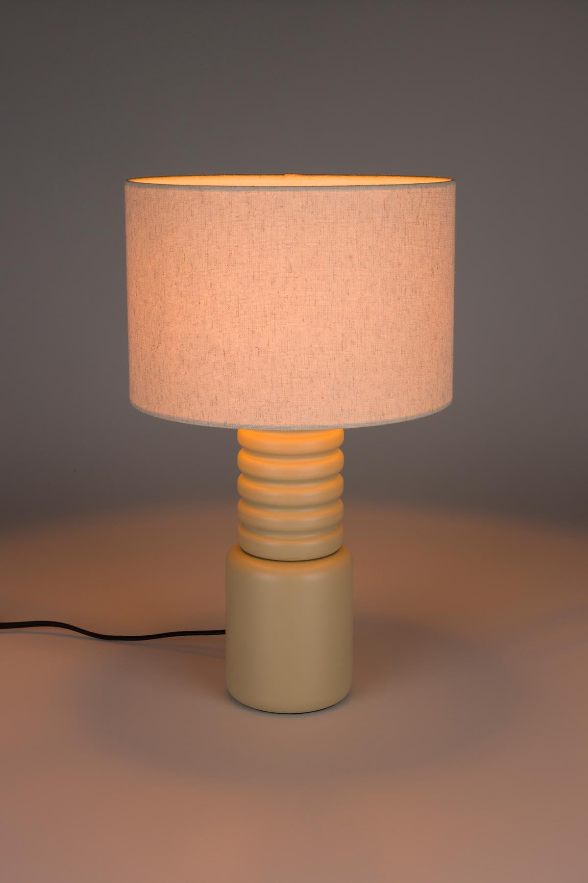 Tischlampe Six in Beige präsentiert im Onlineshop von KAQTU Design AG. Tischleuchte ist von Zuiver