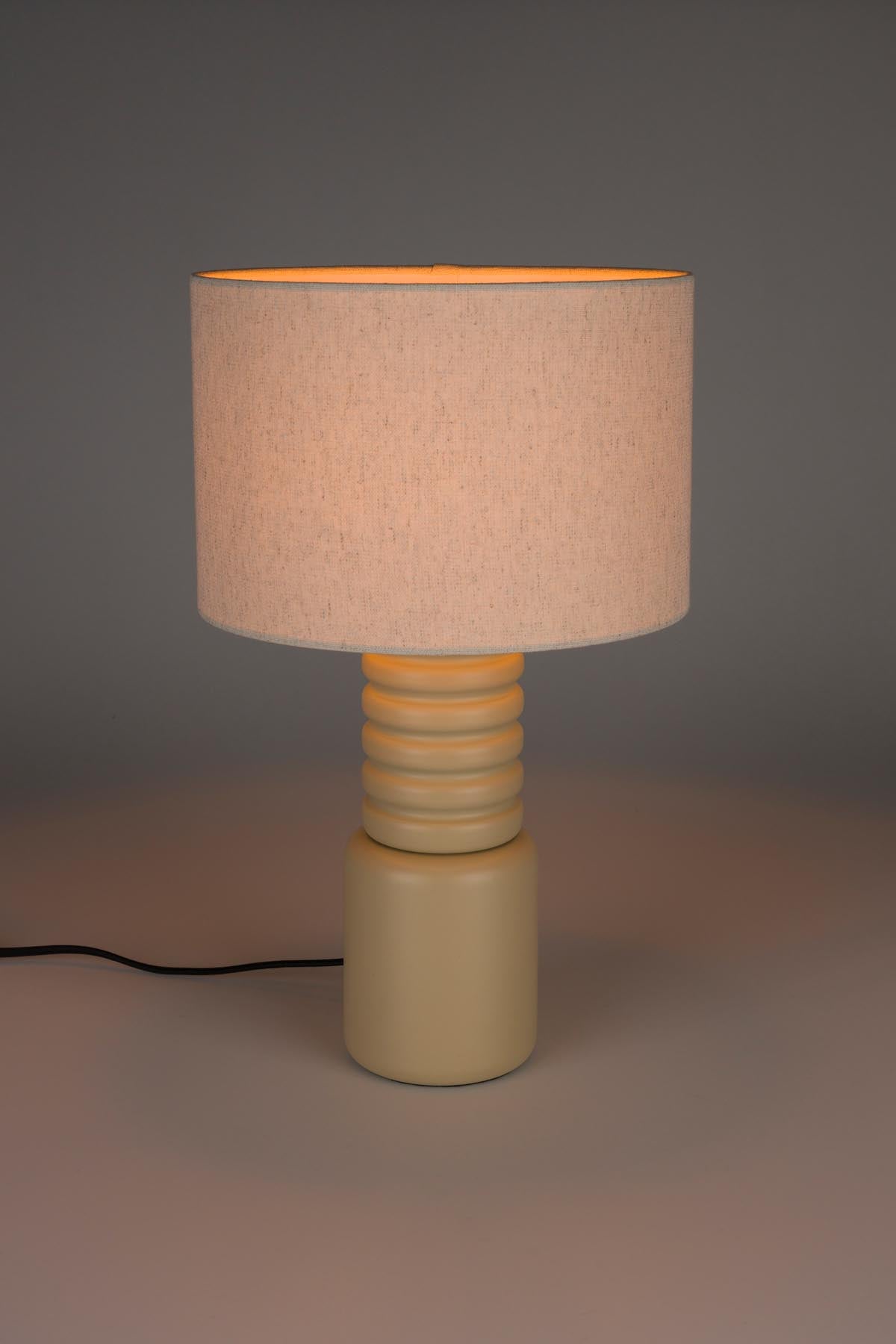 Tischlampe Six in beige präsentiert im Onlineshop von KAQTU Design AG. Tischleuchte ist von Zuiver