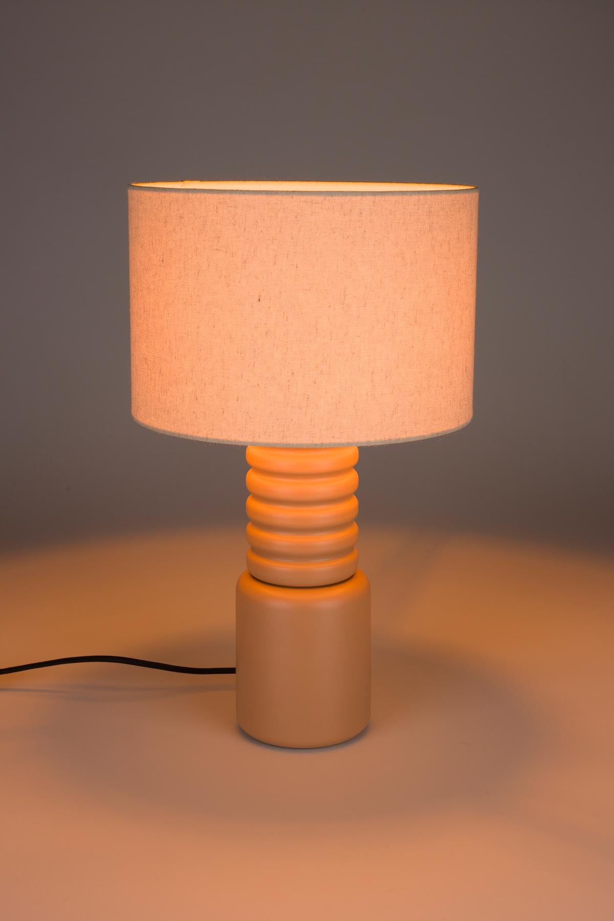 Tischlampe Six in Toast präsentiert im Onlineshop von KAQTU Design AG. Tischleuchte ist von Zuiver