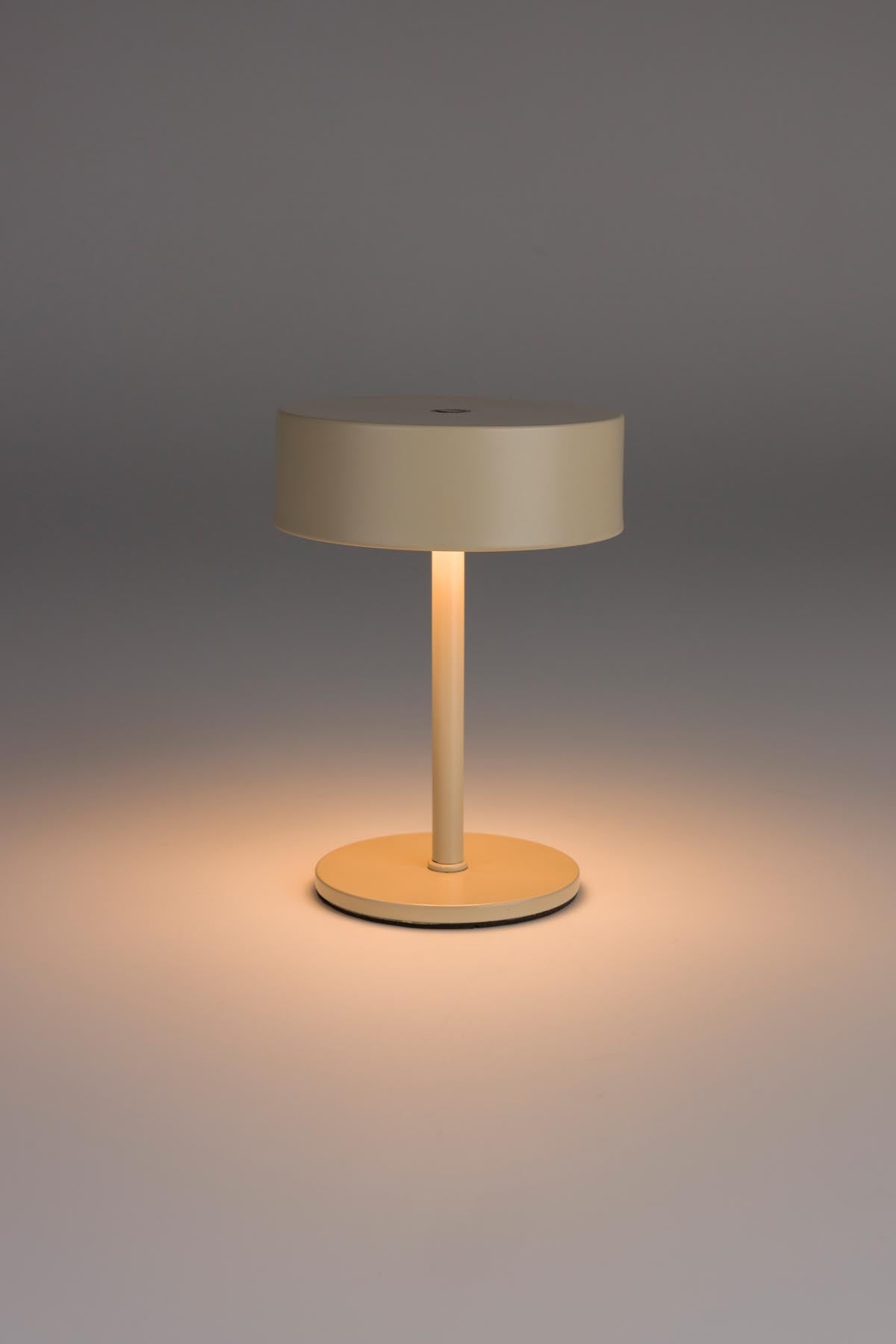 Tischlampe Mini in beige präsentiert im Onlineshop von KAQTU Design AG. Tischleuchte ist von Zuiver