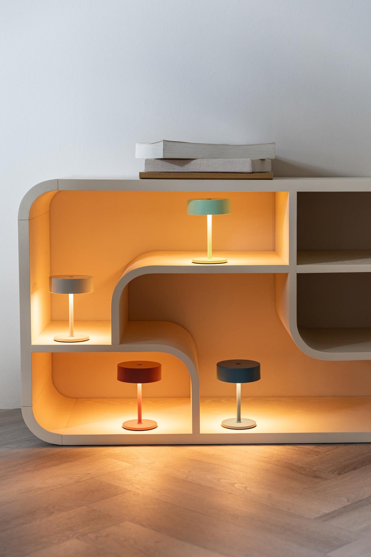 Kleine Tischleuchte Tischlampe Mini mit rundem flachem Schirm und quadratischer Eisenbasis