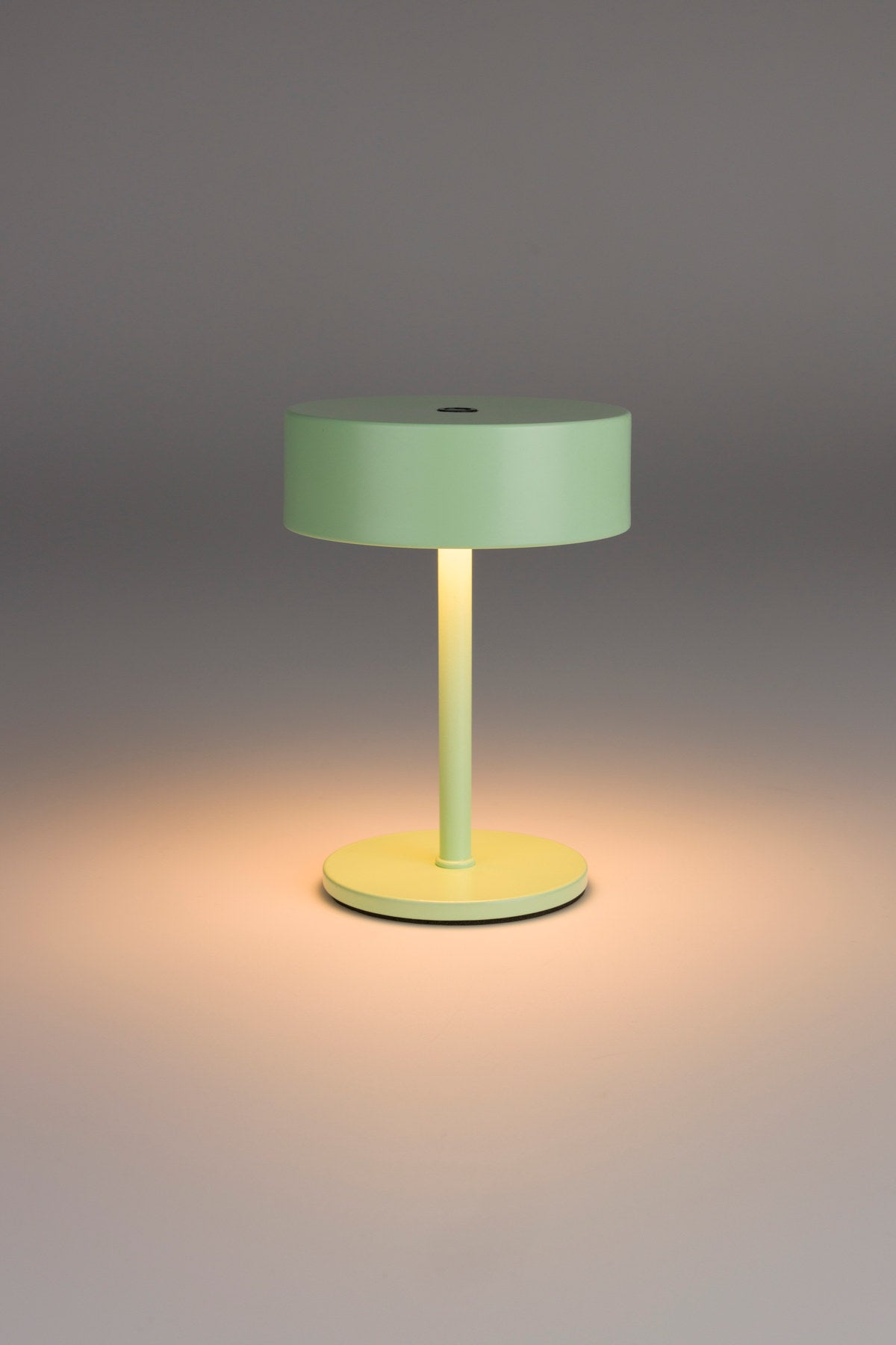 Kleine Tischleuchte Tischlampe Mini mit rundem flachem Schirm und quadratischer Eisenbasis