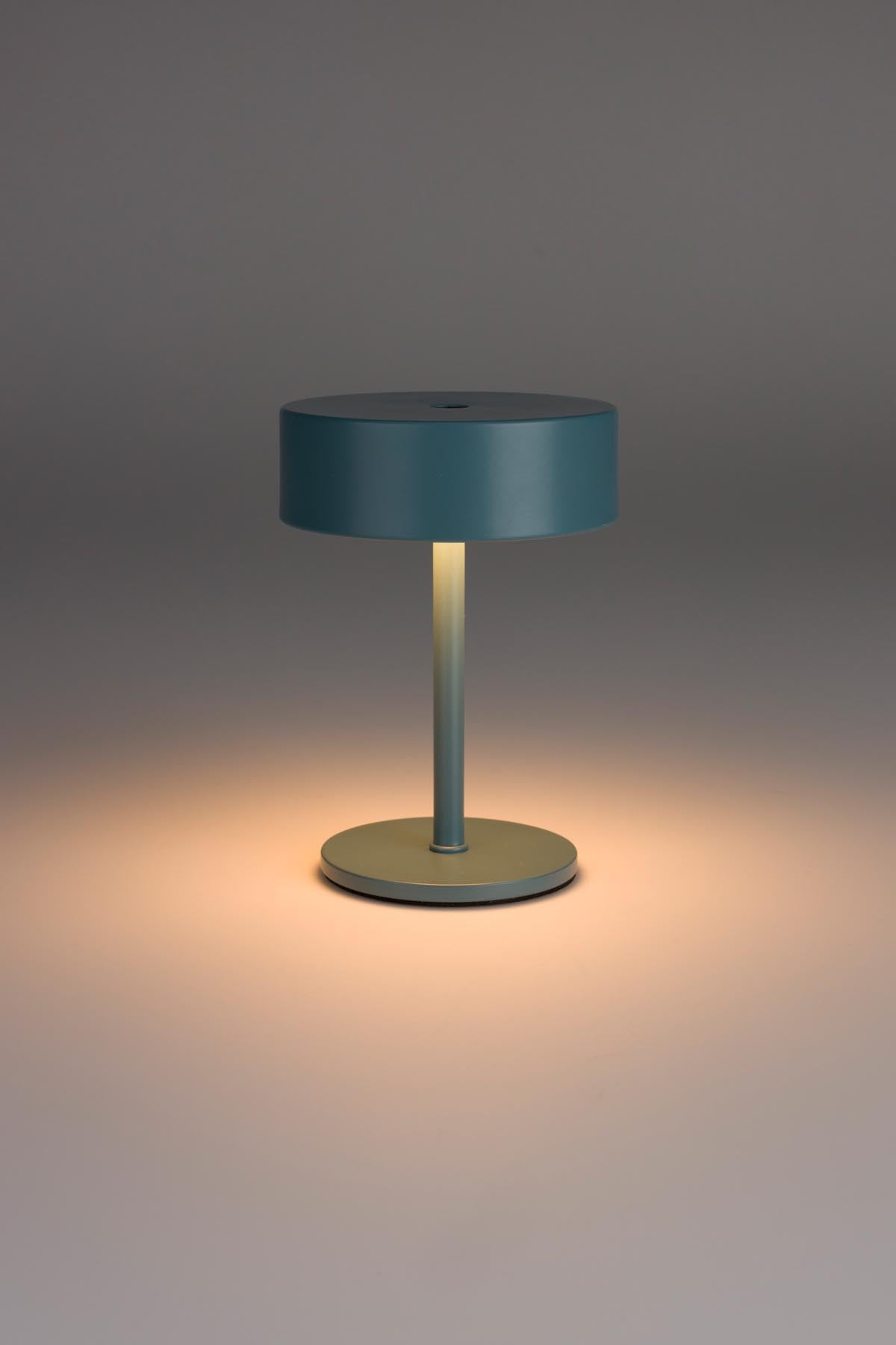 Kleine Tischleuchte Tischlampe Mini mit rundem flachem Schirm und quadratischer Eisenbasis