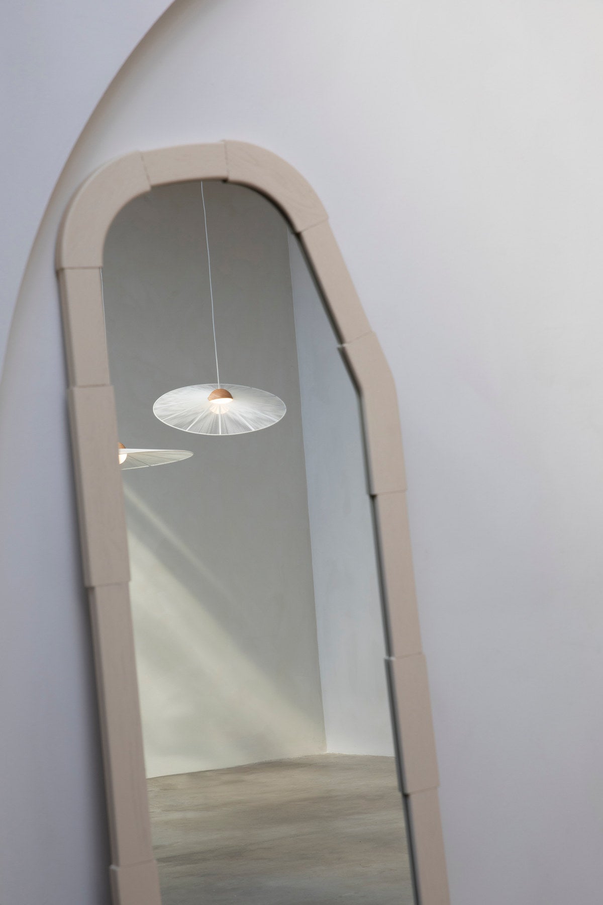 Pendelleuchte Belle S von Zuiver mit Schirm aus gesponnenem Seil am Kabel