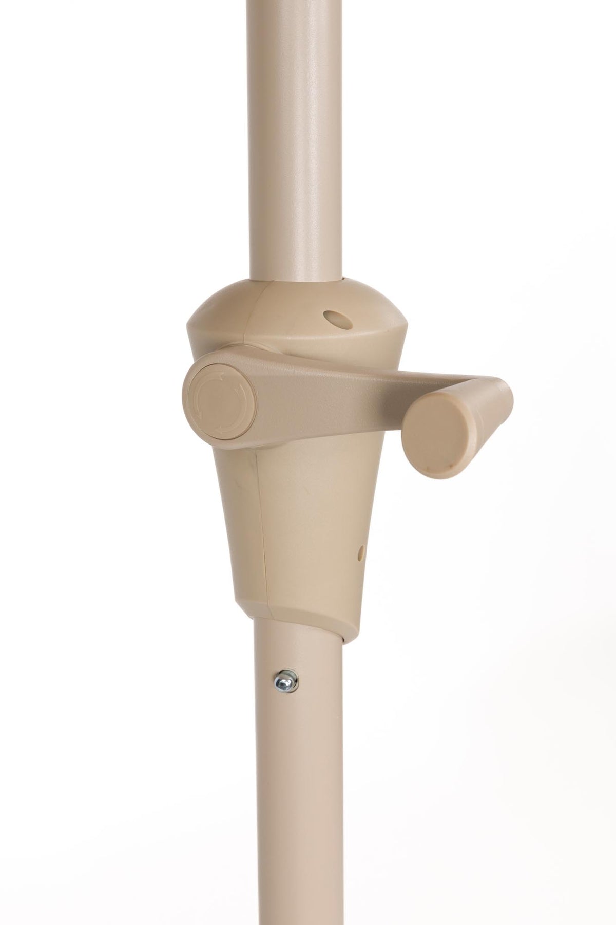 Sonnenschirm von Zuiver in Beige mit Stab aus pulverbeschichtetem Edelstahl und Griff zum Öffnen, aufgestellt auf einer Sonnenschirmbasis.