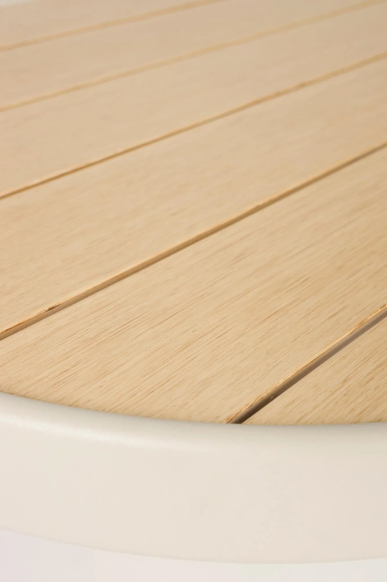 Eleganter Loungetisch aus Aluminium und Holz, ideal für stilvolle Entspannung im Freien.