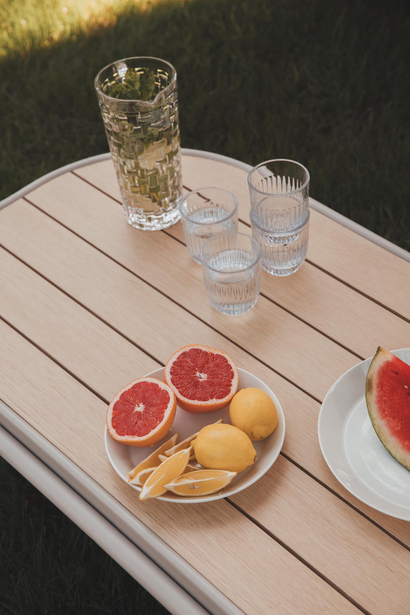 Eleganter Zuiver Vista Loungetisch, perfekt für den Aussenbereich, robust, wetterbeständig und modern gestaltet.