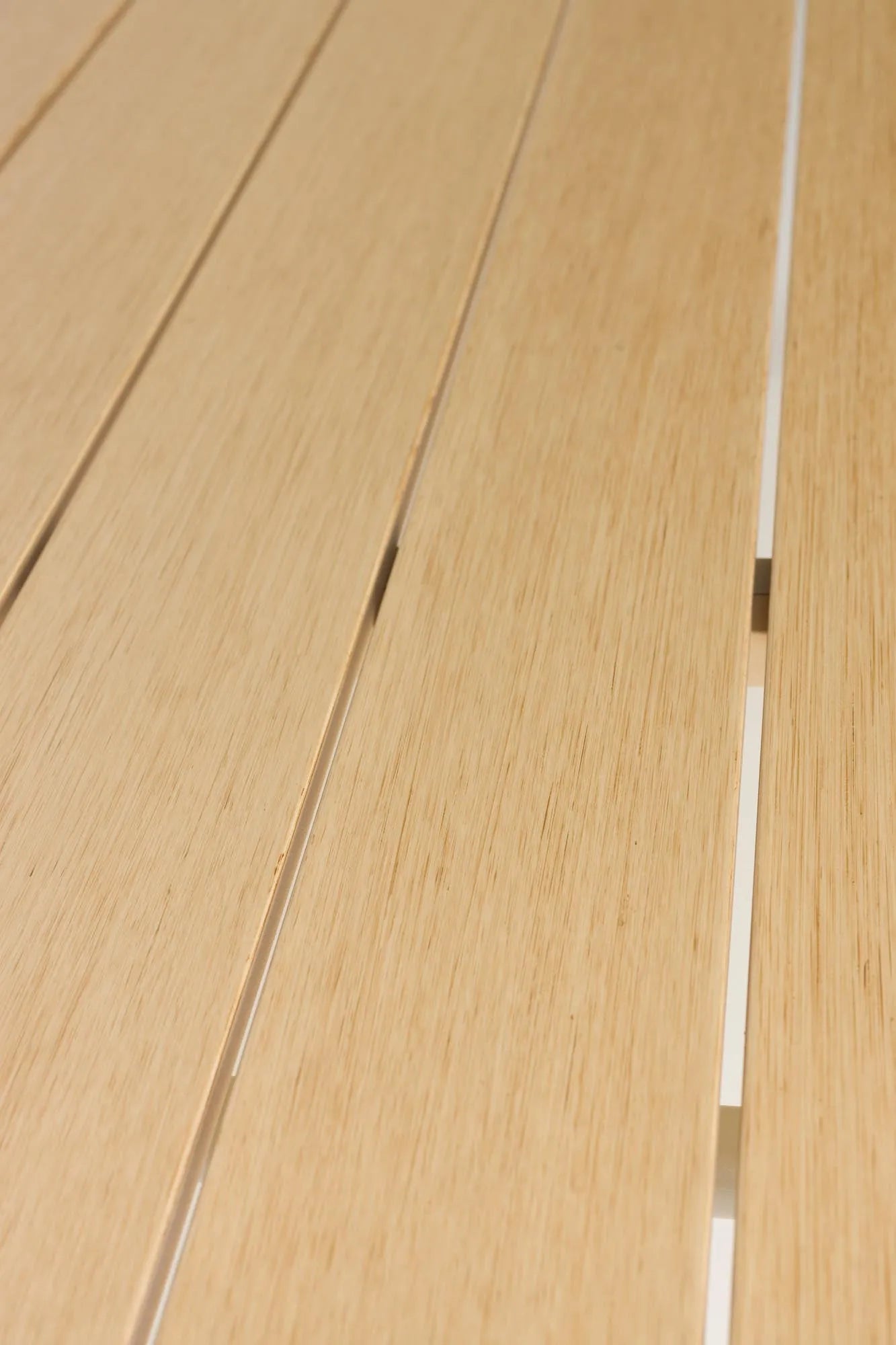 Eleganter Loungetisch aus Aluminium und Holz, ideal für stilvolle Entspannung im Freien.
