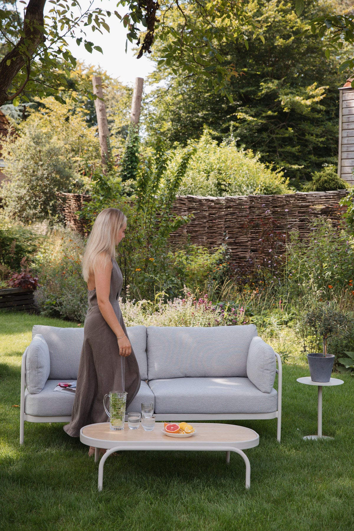 Vista Outdoor Loungetisch in beige präsentiert im Onlineshop von KAQTU Design AG. Loungetisch ist von Zuiver