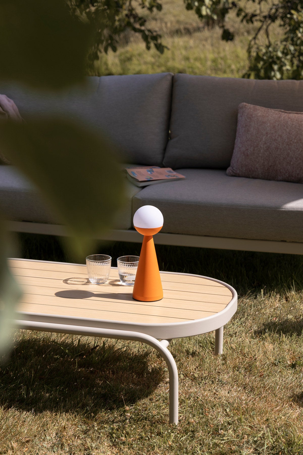 Vista Outdoor Loungetisch in beige präsentiert im Onlineshop von KAQTU Design AG. Loungetisch ist von Zuiver