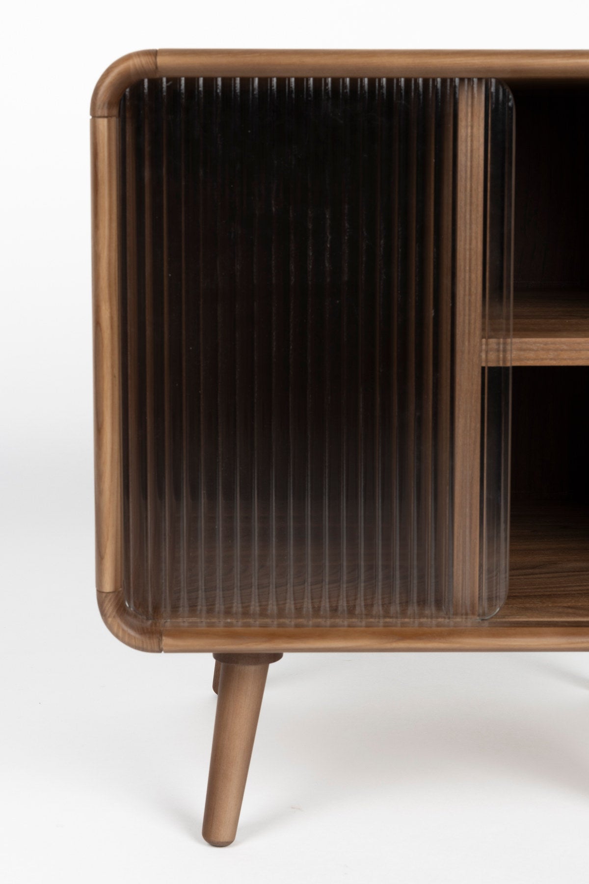 Beistelltisch / Nachttisch Rise in Braun präsentiert im Onlineshop von KAQTU Design AG. Beistelltisch ist von Zuiver