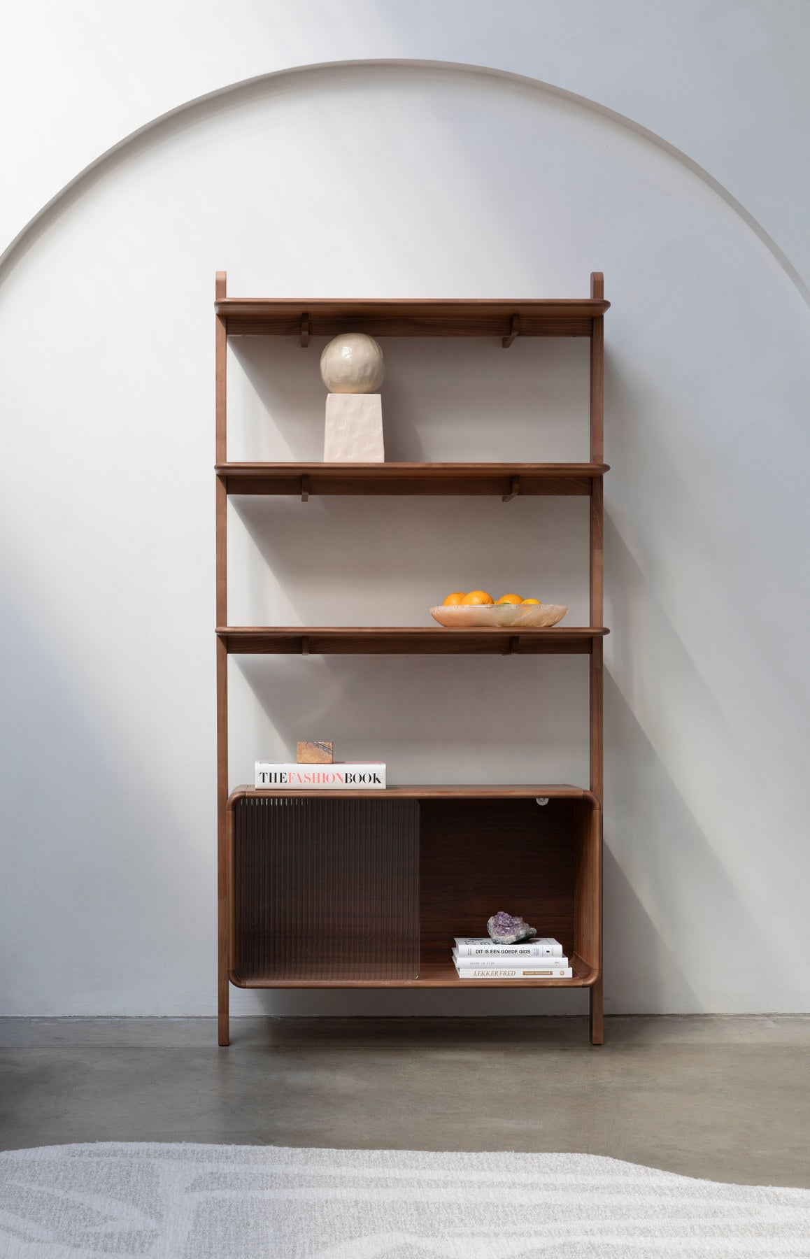 Regal Rise in Braun präsentiert im Onlineshop von KAQTU Design AG. Standregal ist von Zuiver