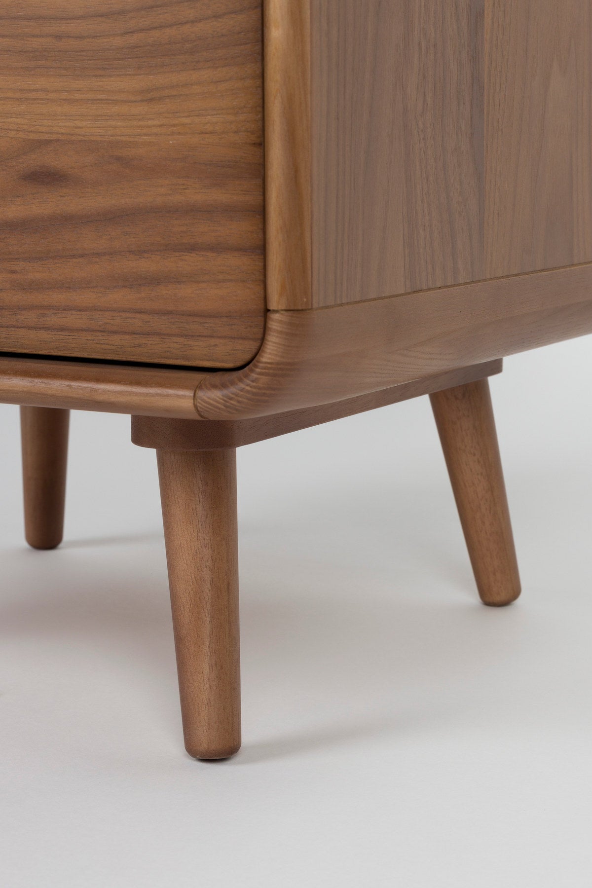 Cabinet Rise in Braun präsentiert im Onlineshop von KAQTU Design AG. Cabinet ist von Zuiver