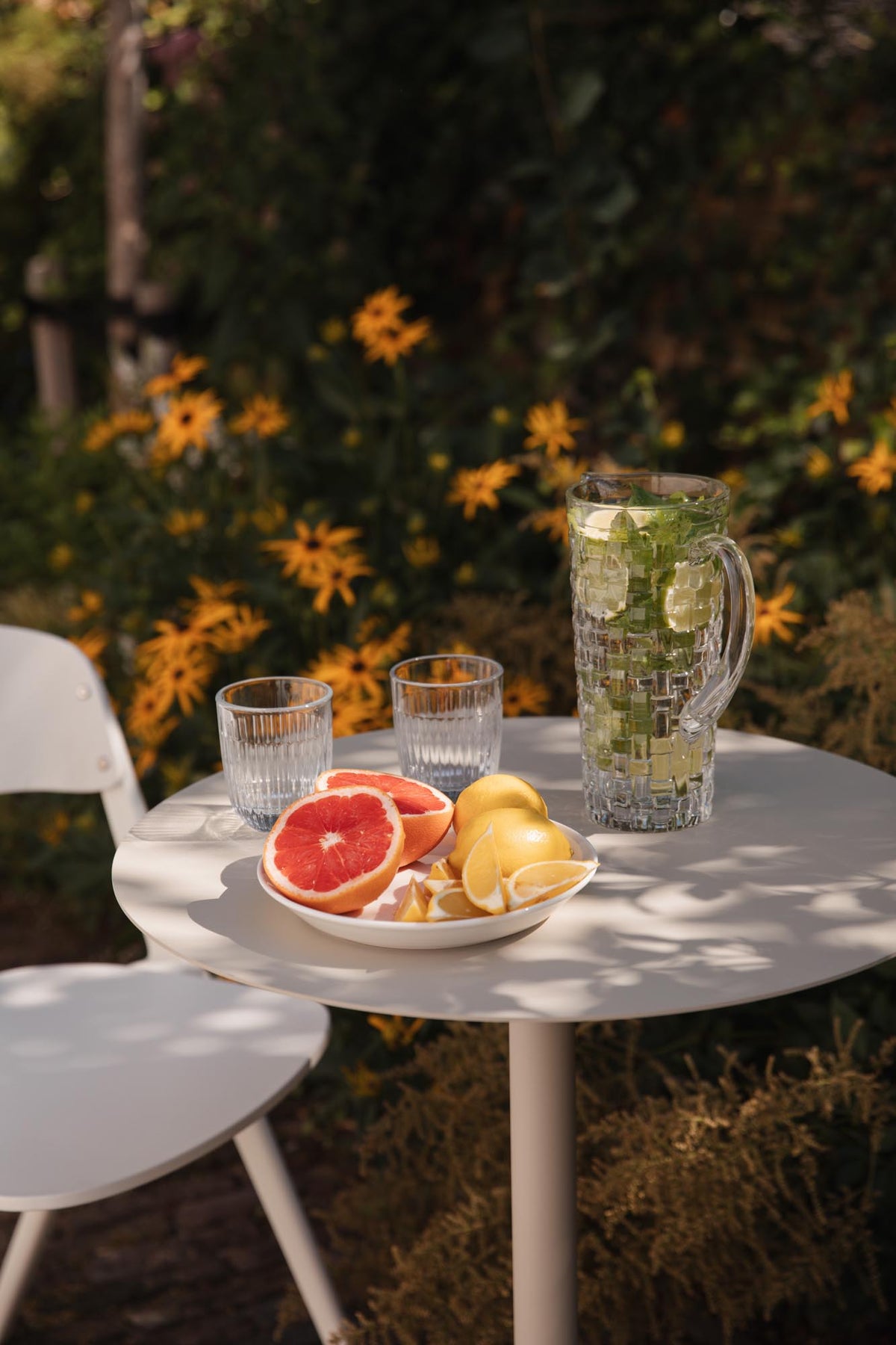 Runder Bistro Tisch Snow von Zuiver mit schlanker Metallplatte in Beige, mattes Finish, kompakte Bauform für drinnen und draussen.