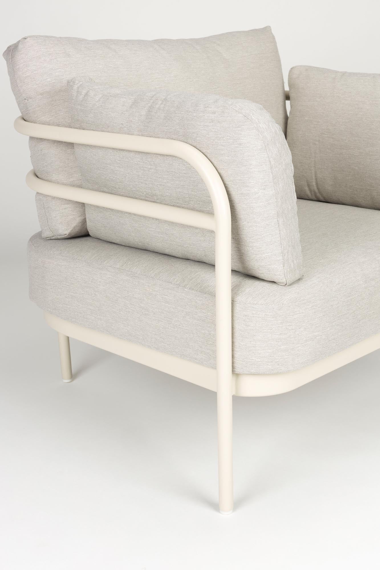 Das Zuiver Vista Outdoor Set kombiniert modernes Design mit Komfort, ideal für stilvolle Außenbereiche.