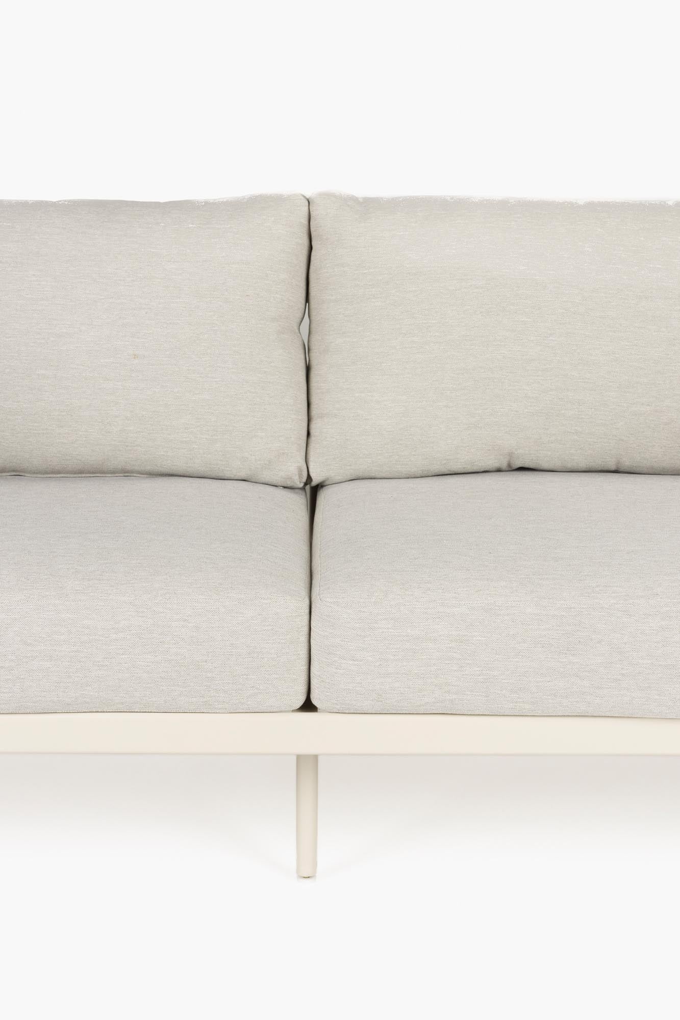 Das Zuiver Vista Outdoor Set kombiniert modernes Design mit Funktionalität für stilvolle Außenbereiche.