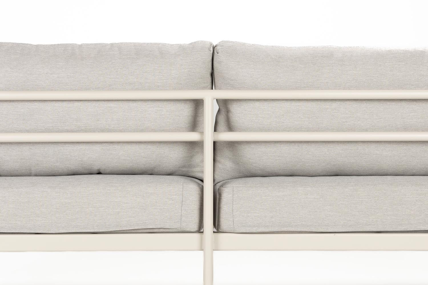 Das Vista Outdoor Set von Zuiver bietet modernes Design und Komfort für stilvolle und funktionale Außenbereiche.