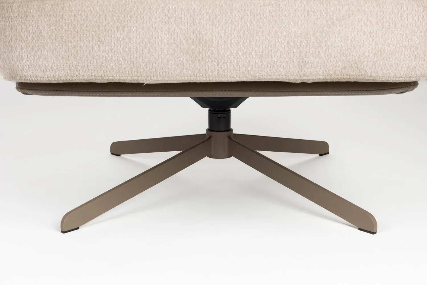 Sessel Benjamin in Beige präsentiert im Onlineshop von KAQTU Design AG. Sessel ist von Zuiver