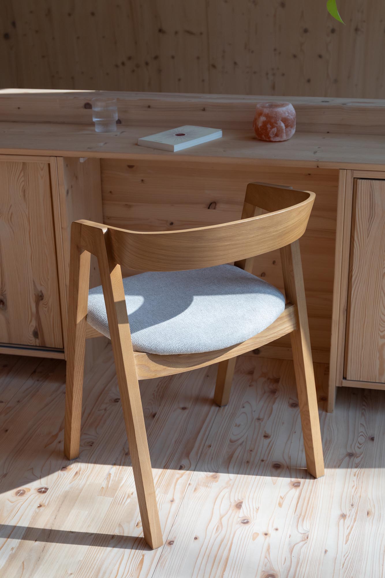 Entdecken Sie den Stuhl Mads von Zuiver – ein stilvolles Design aus robustem Eschenholz, das Gemütlichkeit und Eleganz in jeden Raum bringt.