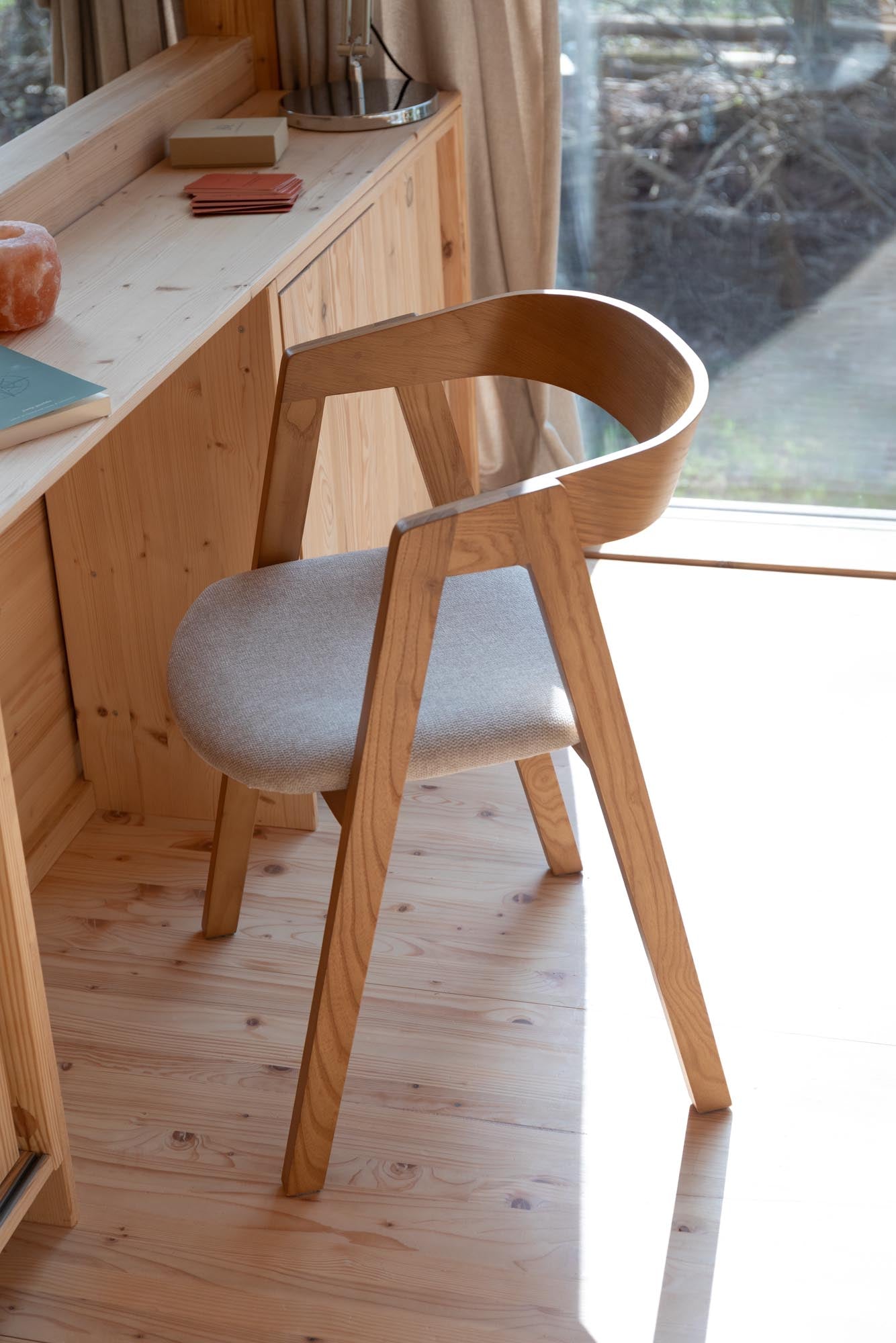 Entdecken Sie den stilvollen Stuhl Mads von Zuiver – eine harmonische Verbindung aus elegantem Design und hohem Sitzkomfort für Ihr Zuhause.