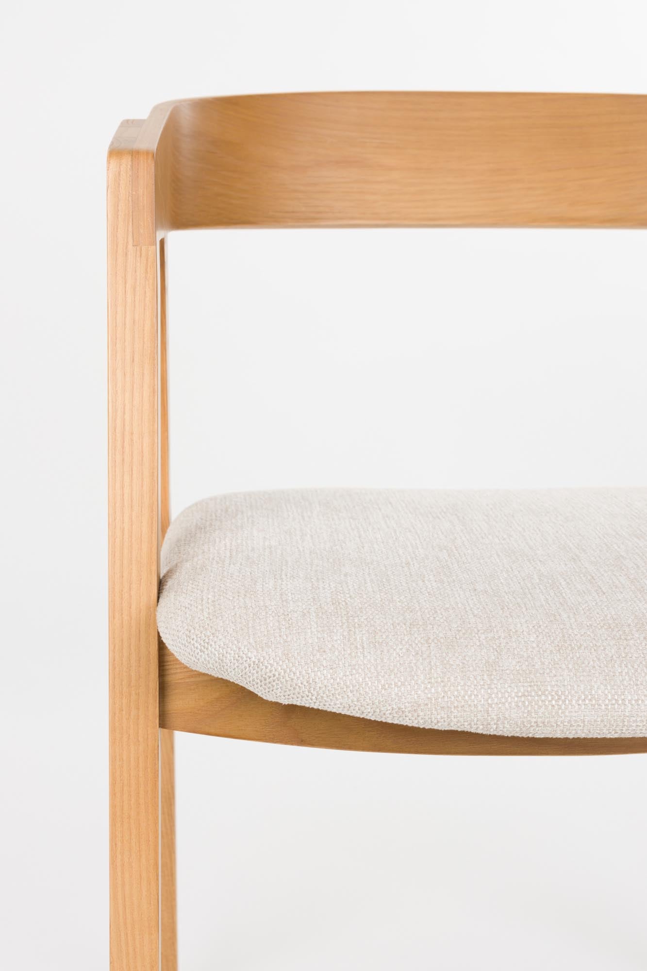 Erleben Sie den Stuhl Mads von Zuiver – ein elegantes Design aus hochwertigem Eschenholz, das Gemütlichkeit und Stil in jeden Raum bringt.