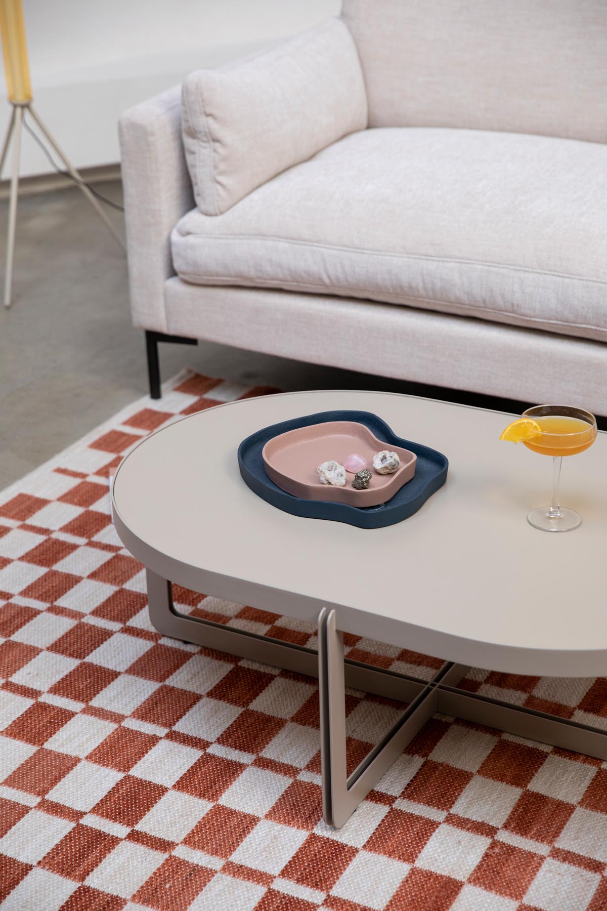 Couchtisch Centre Oval in beige präsentiert im Onlineshop von KAQTU Design AG. Couchtisch ist von Zuiver