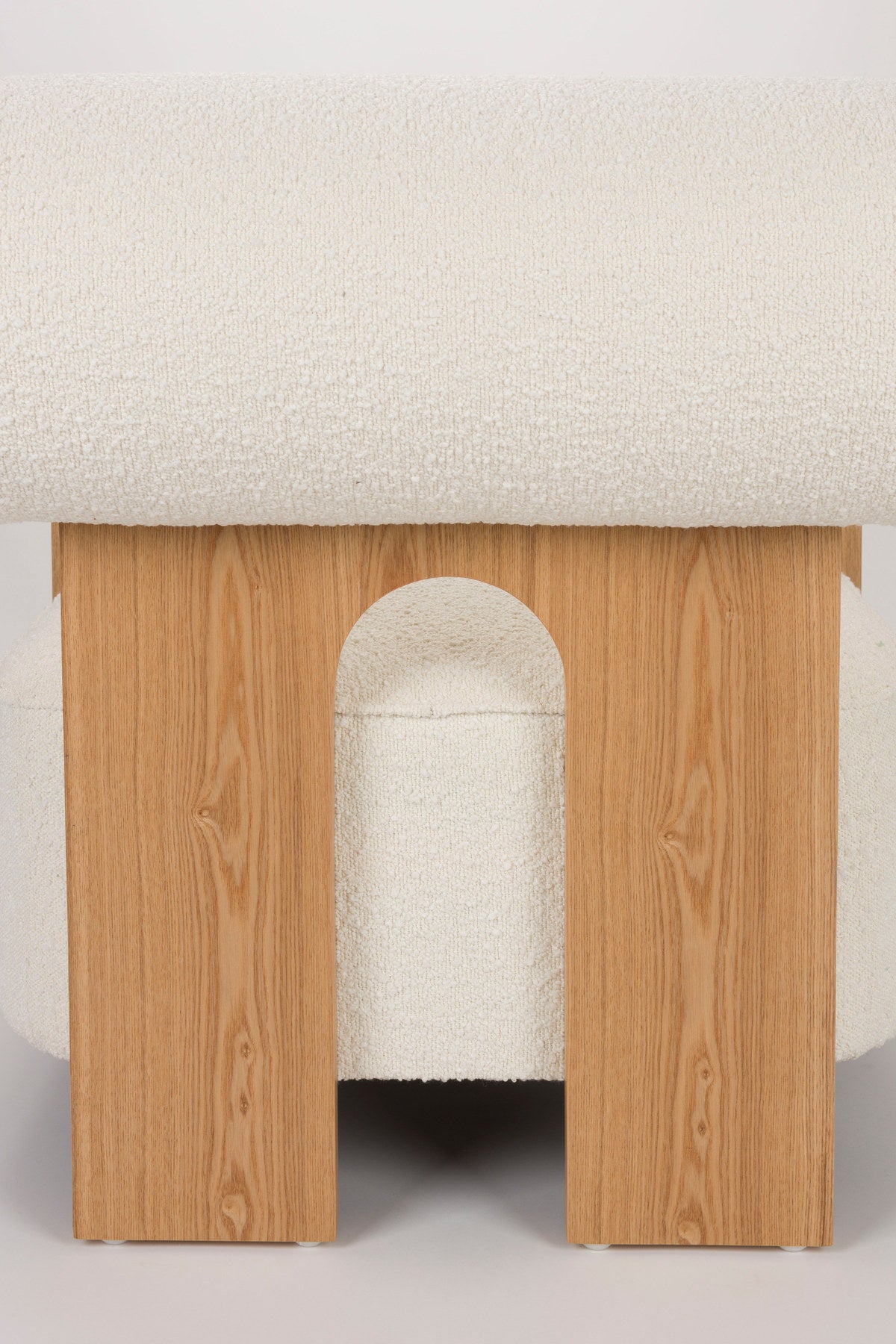 Sessel Oolong mit Bouclé-Bezug und abgerundetem Holzrahmen, Sitz und Rücken in Beige